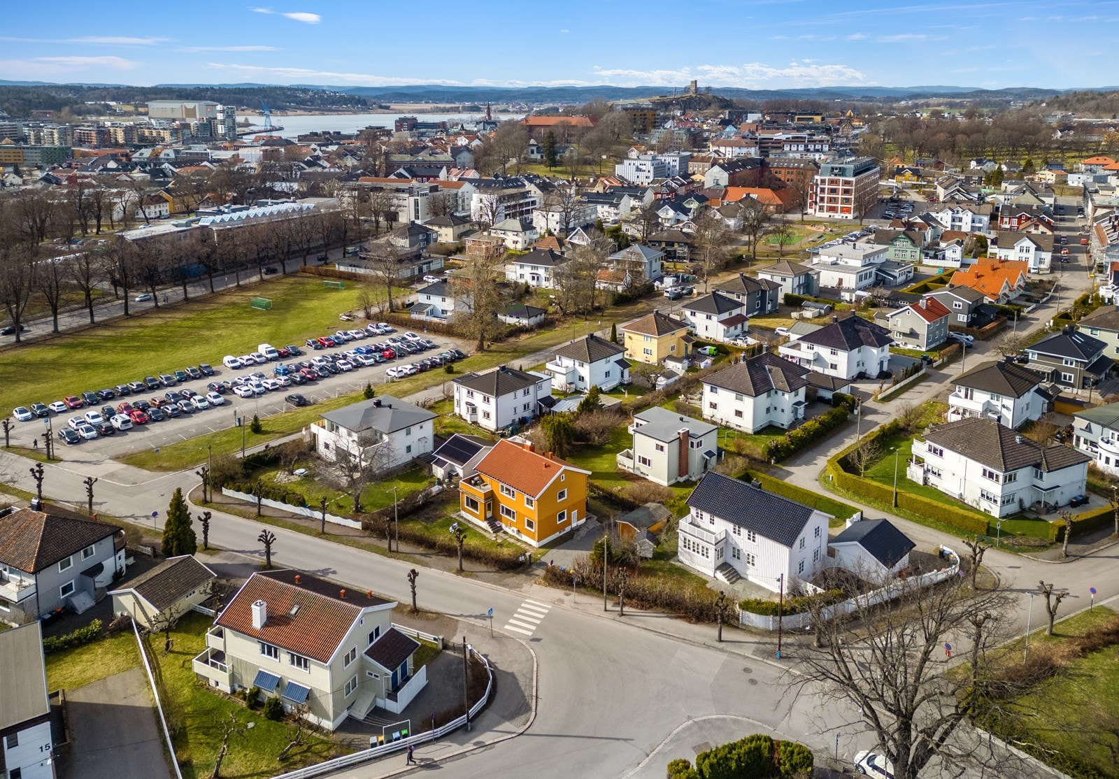 Beliggenheten er utmerket, med kort gangavstand til alt man trenger i hverdagen. Like utenfor døra har man tilgang på et rikt utvalg butikker, kafeer og restauranter. Galleribilde