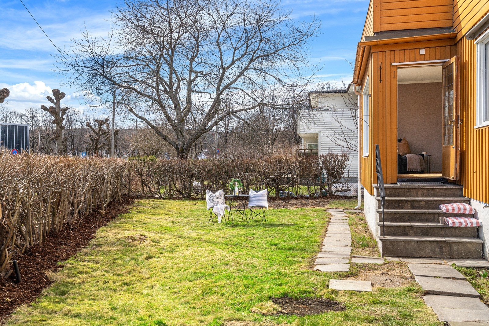 Stuen har utgang til hagen, og boligen disponerer en naturlig del av uteområdet. Galleribilde