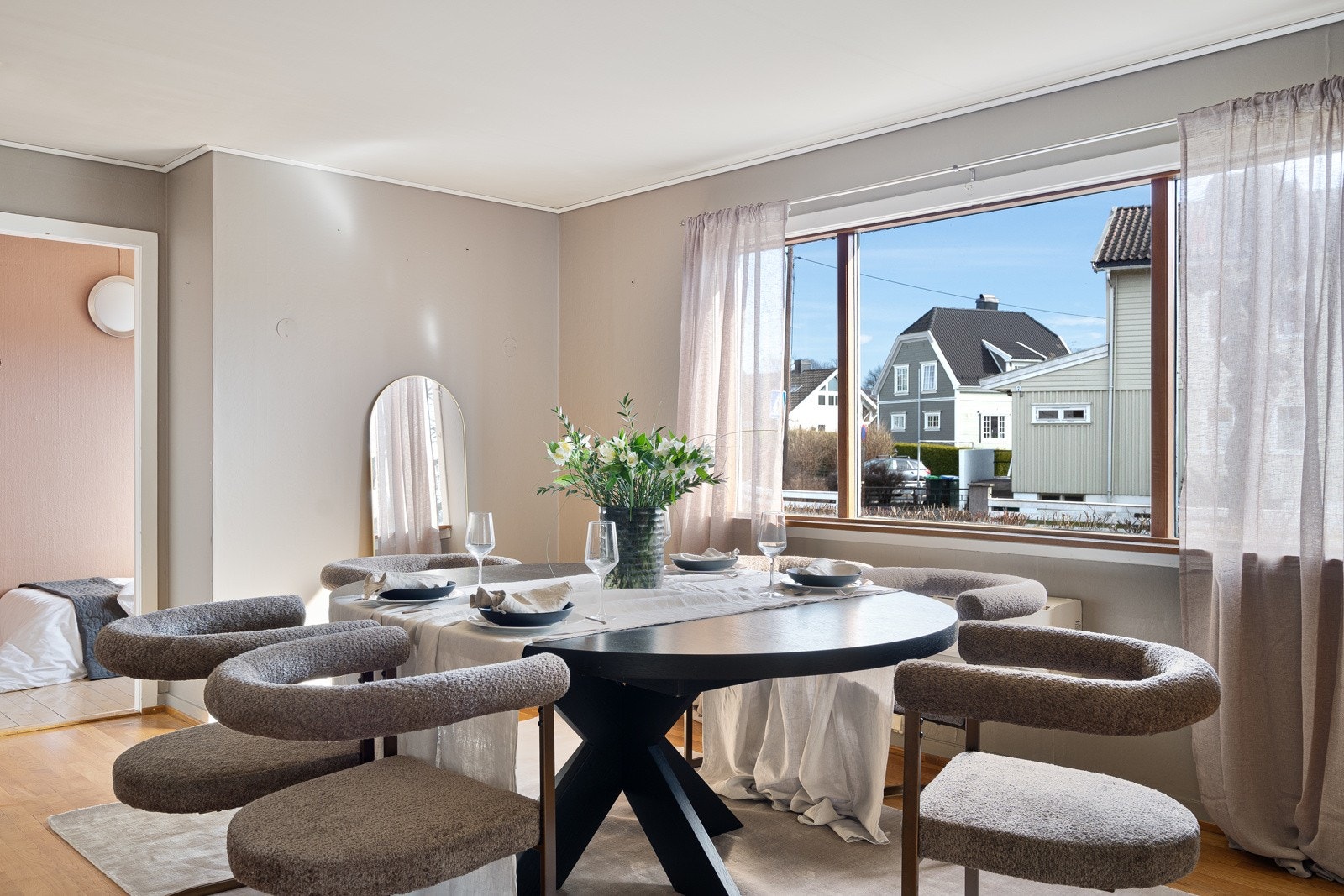 Velkommen inn i en lys og trivelig halvpart i 1. etasje, utmerket for både ny- og veletablerte. Galleribilde