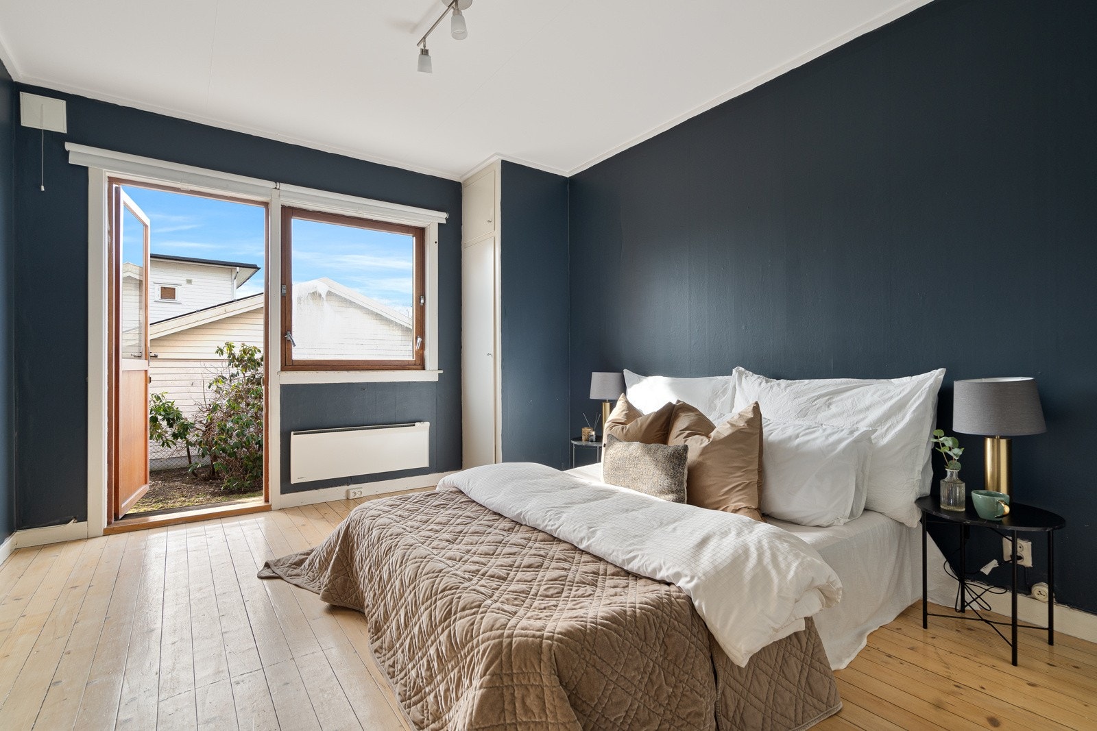 Det er utgang til en markterrasse, og rommet har både et kott og et plassbygd garderobeskap. Galleribilde