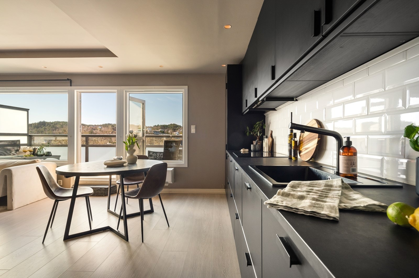 Kjøkkenet er innredet med integrert stekeovn, platetopp, mikro, oppvaskmaskin og kombinert kjøl- og fryseskap. Galleribilde