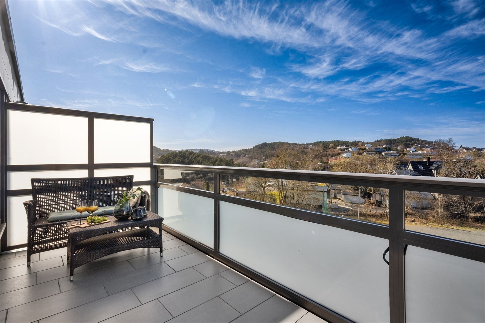 Fra stuen er det utgang til en nordvestvendt terrasse på 11,6 m². Galleribilde