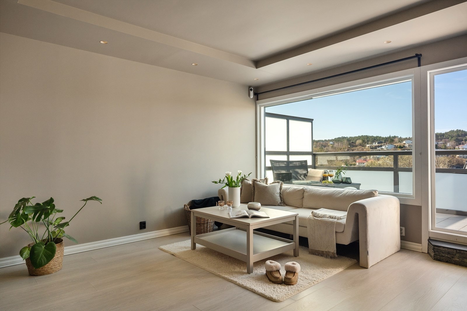 Veggene er malt i en moderne og behagelig farge. Galleribilde