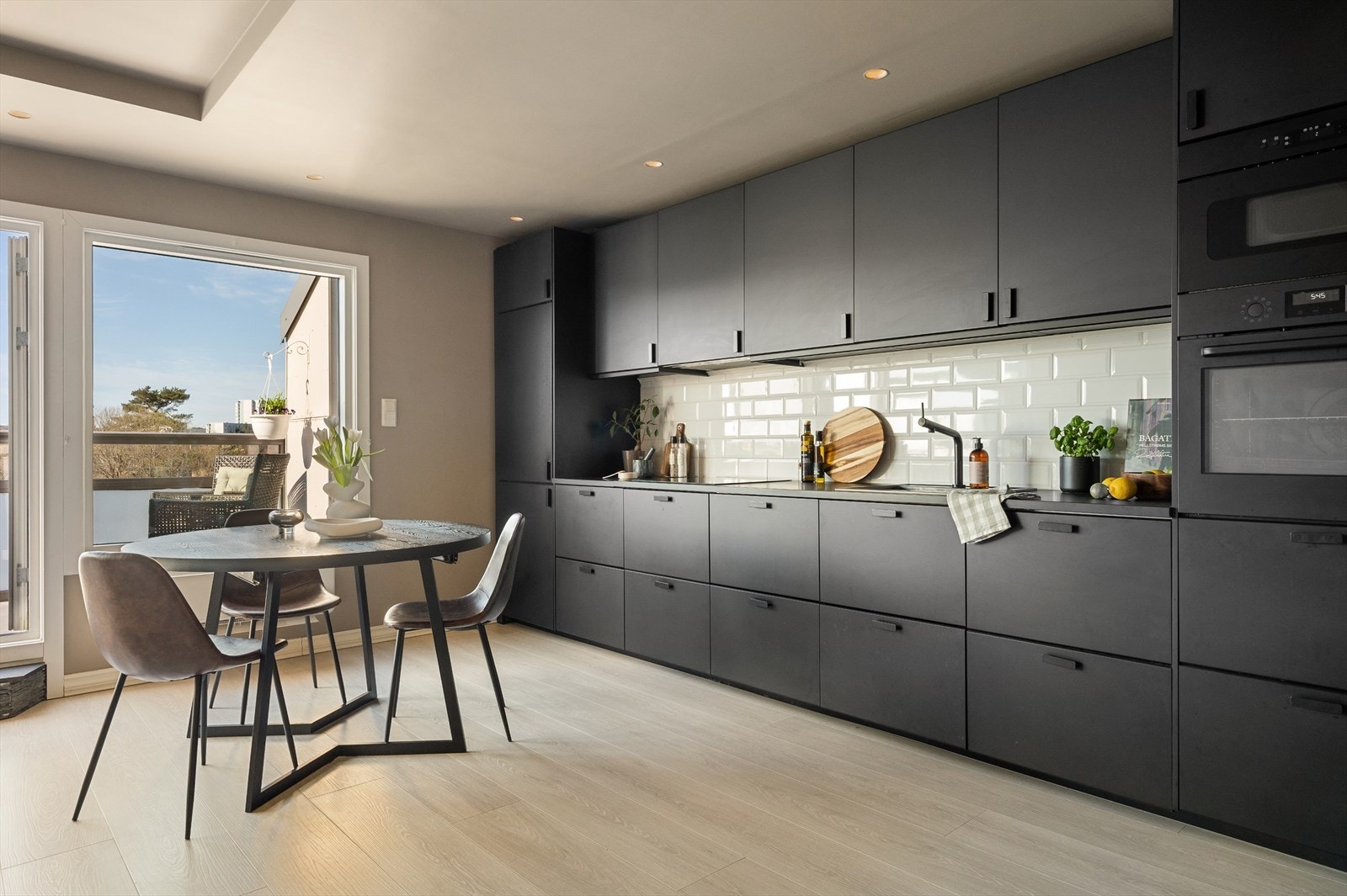 Rikelig med skap- og benkeplass. Galleribilde