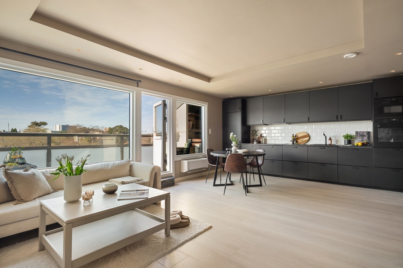 Leiligheten har en åpen stue- og kjøkkenløsning på 28,1 m² med gode møbleringsmuligheter. Galleribilde