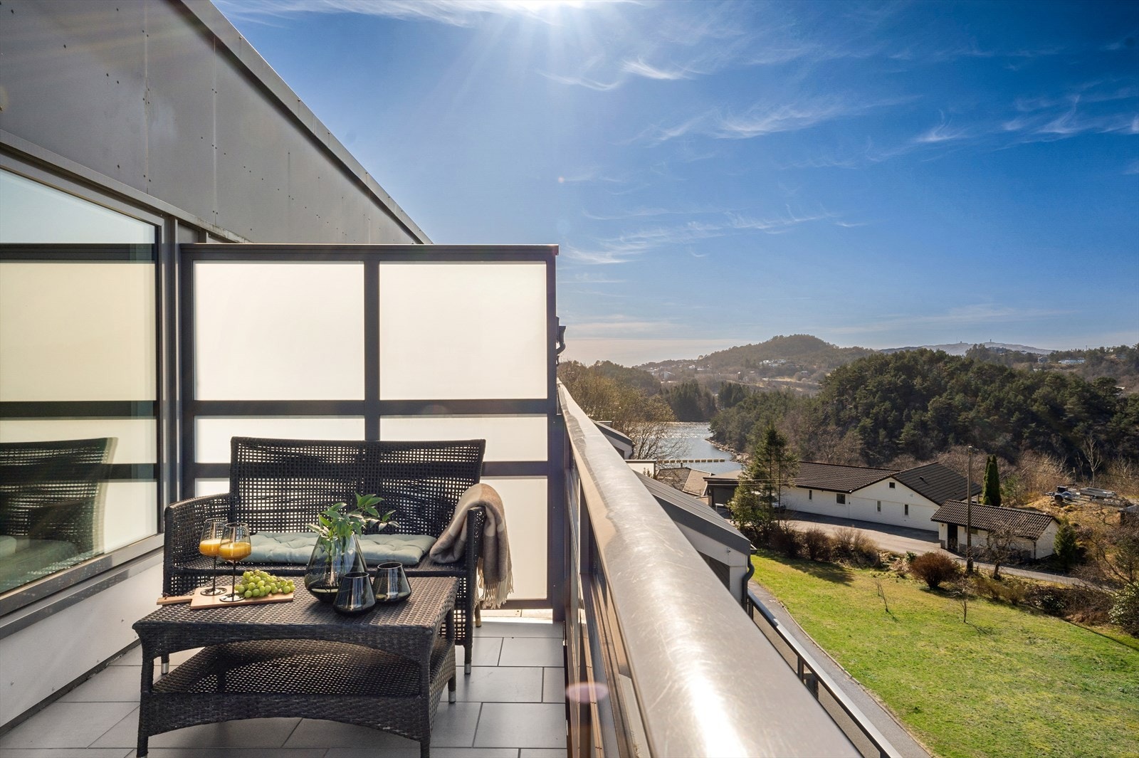 Tenk å nyte kveldssolen herfra! Fra altanen er det også sjøgløtt. Galleribilde