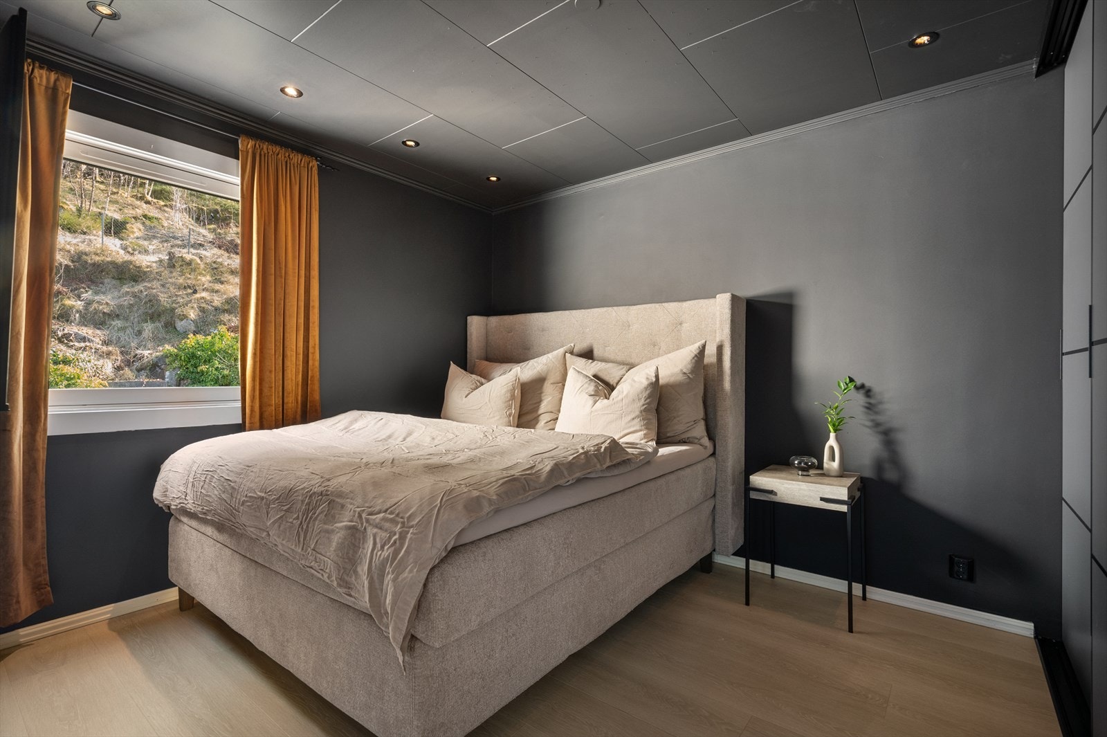 Boligens soverom er av god størrelse og måler hele 11,1 m². God plass til stor dobbeltseng, nattbord og annet ønsket innredning. Galleribilde