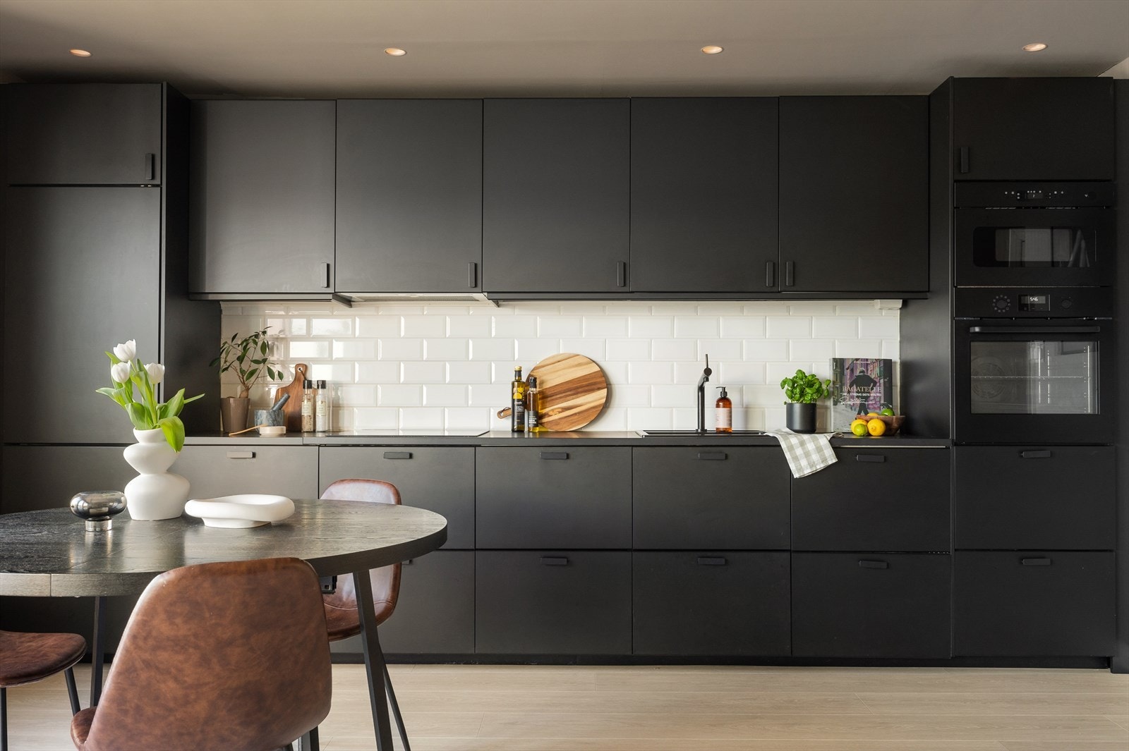 Pent IKEA-kjøkken med slette fronter og laminert benkeplate. Galleribilde