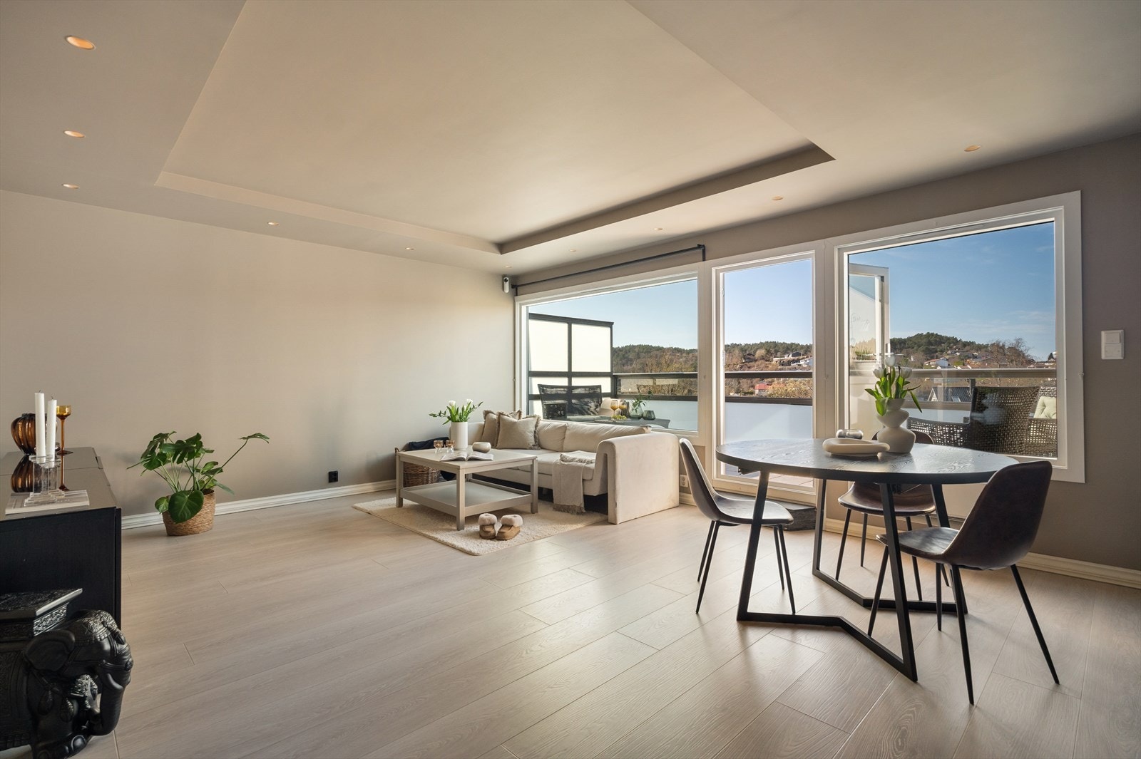 Store vindusflater som bidrar med masse naturlig lys! Galleribilde