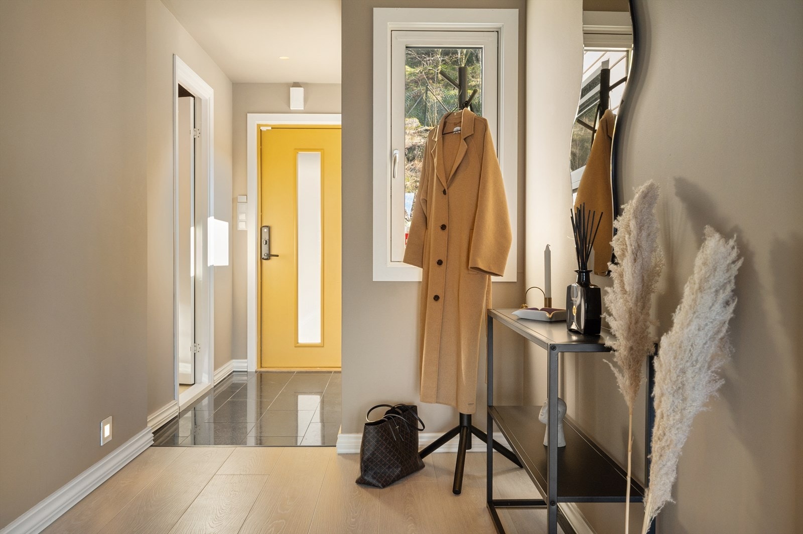 En flislagt entré med god plass til oppbevaring. Galleribilde