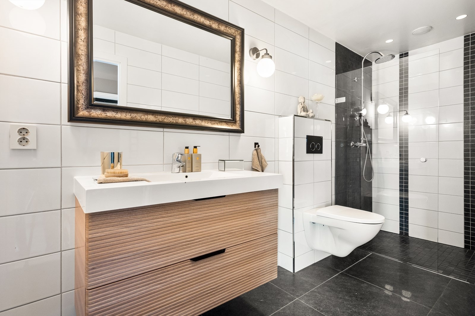 Boligens bad er fra 2009 og er helfliset. Galleribilde