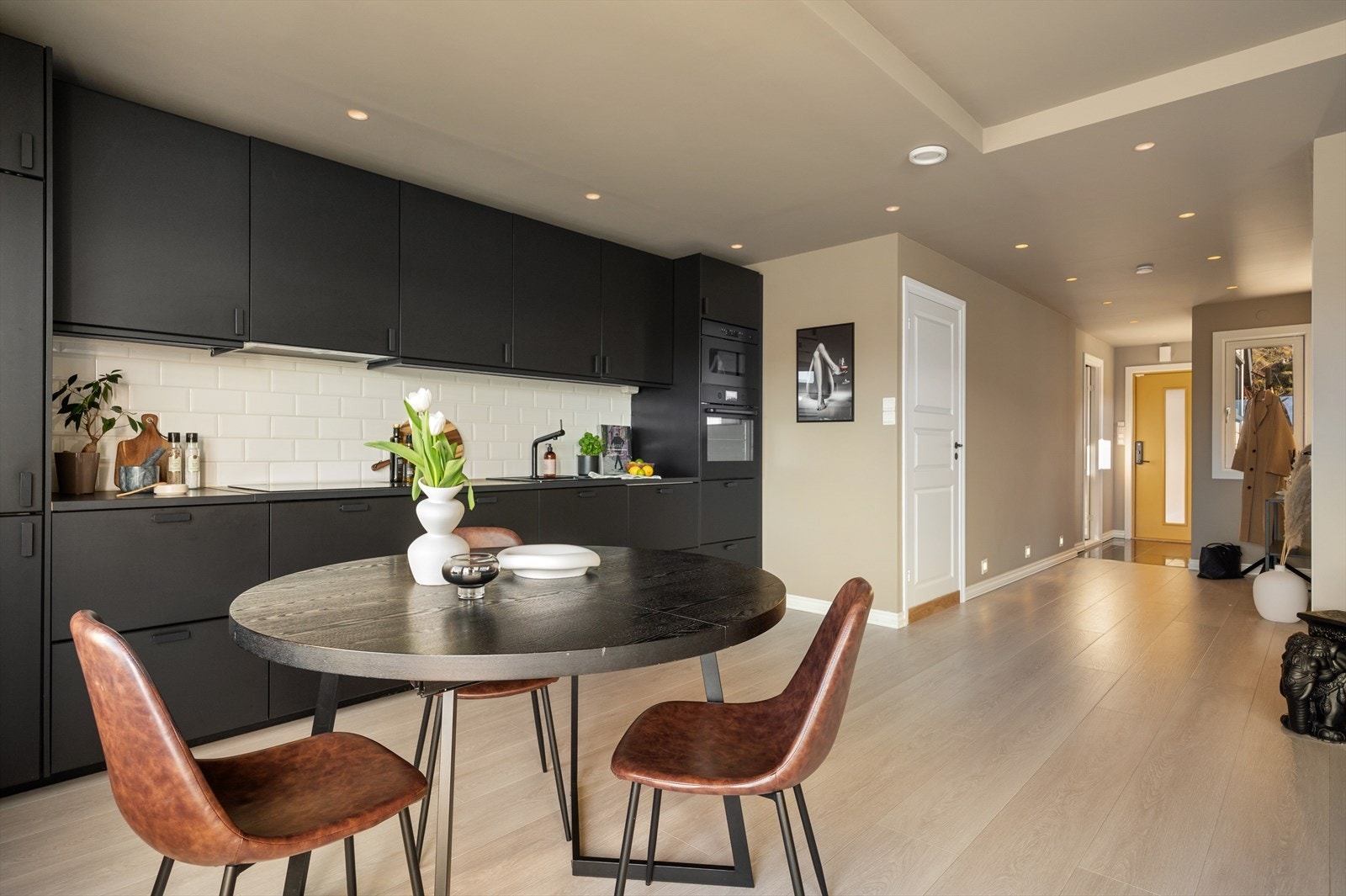 Downligths gjennomgående i alle rom i leiligheten. Galleribilde