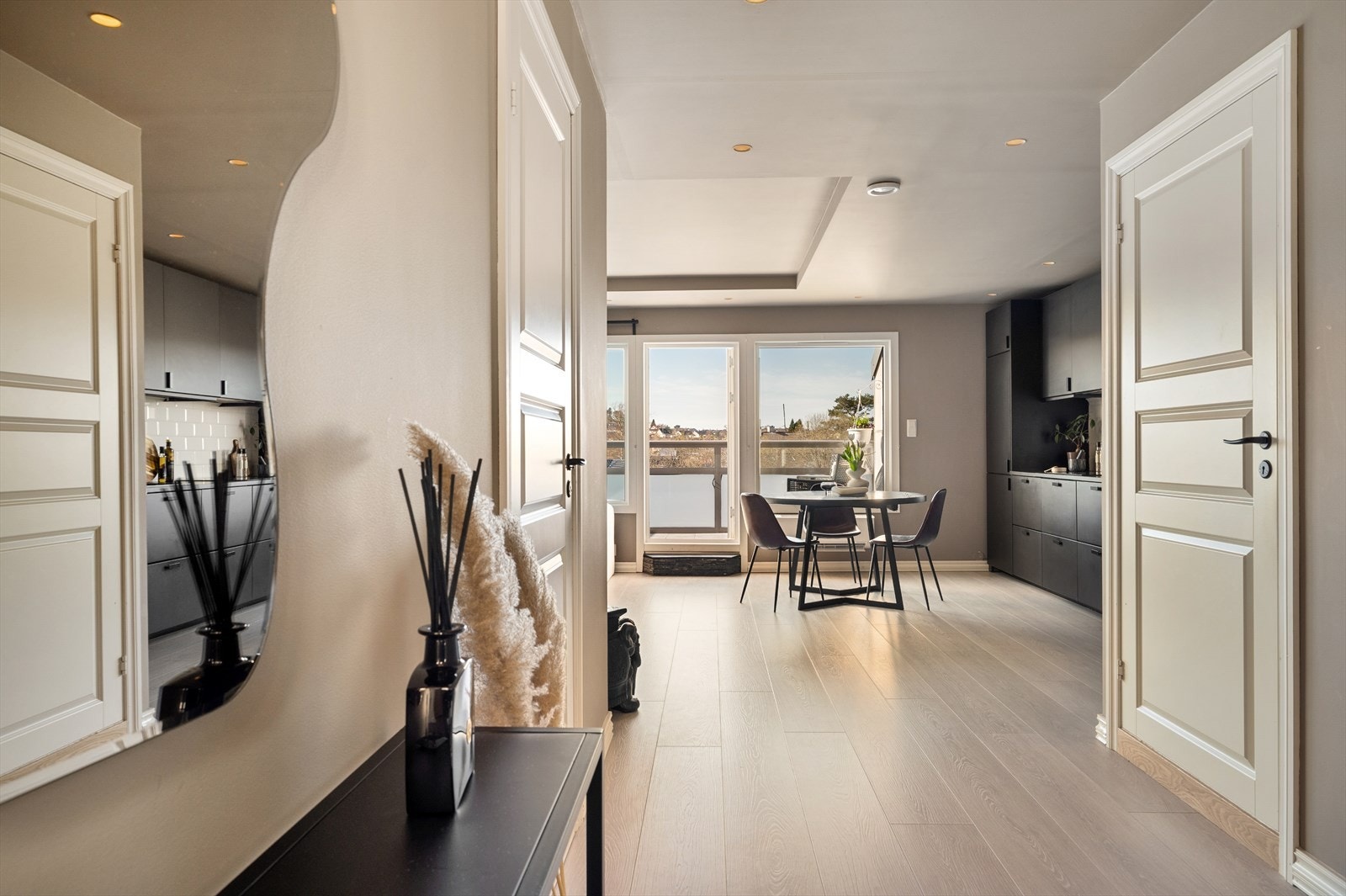 Nytt gulv i stue/kjøkken og soverom ble lagt i 2023. Galleribilde