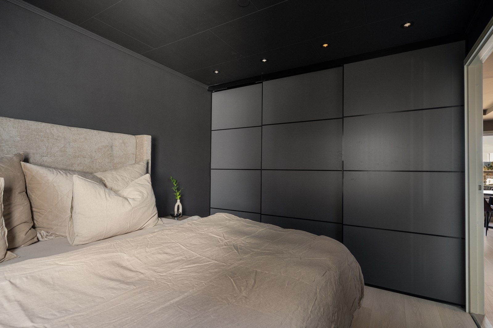 Soverommet har et stort klesskap med god plass til oppbevaring. Galleribilde