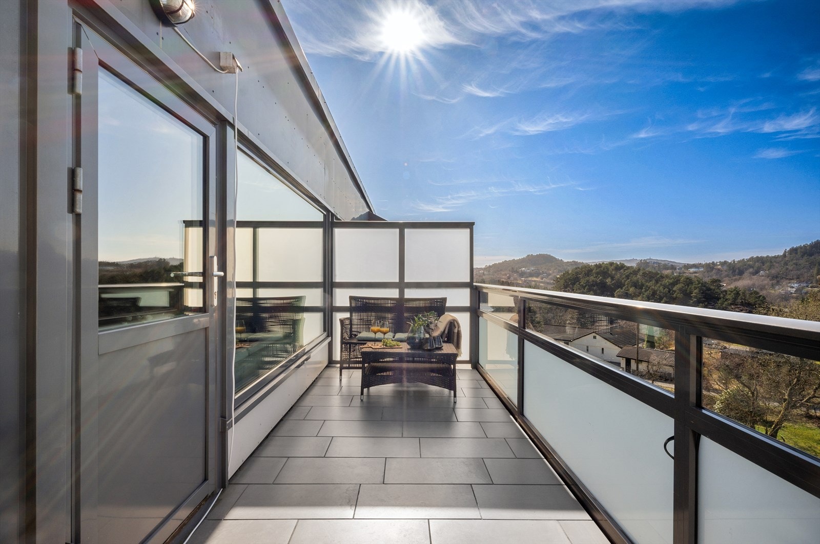 En moderne og flott 2-roms leilighet i et populært boligområde med nærhet til alt du måtte trenge. Galleribilde