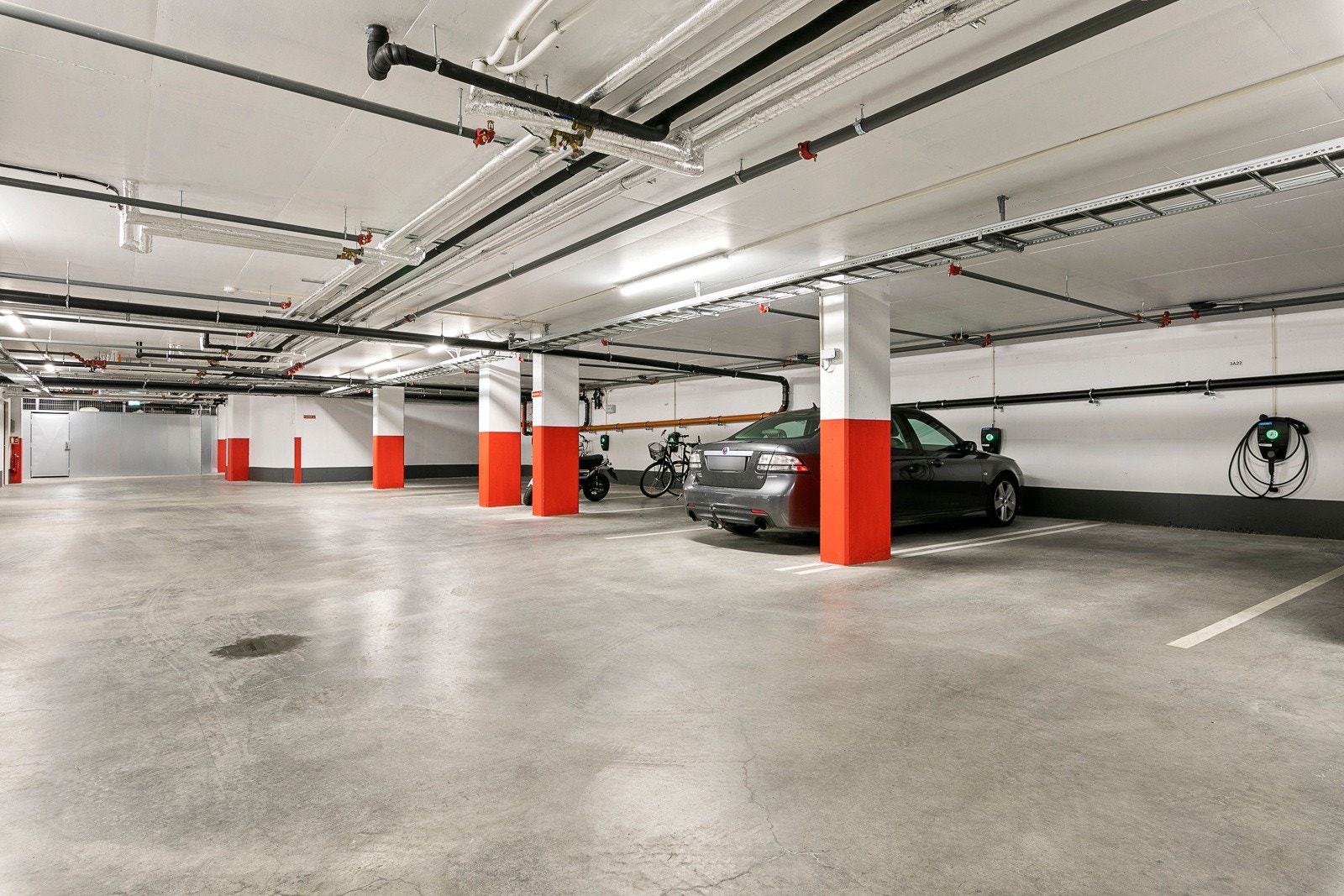 Det medfølger en parkeringsplass m/elbil-lader i felles garasjekjeller. Her er det direkte heisadkomst til leilighetens plan. Galleribilde