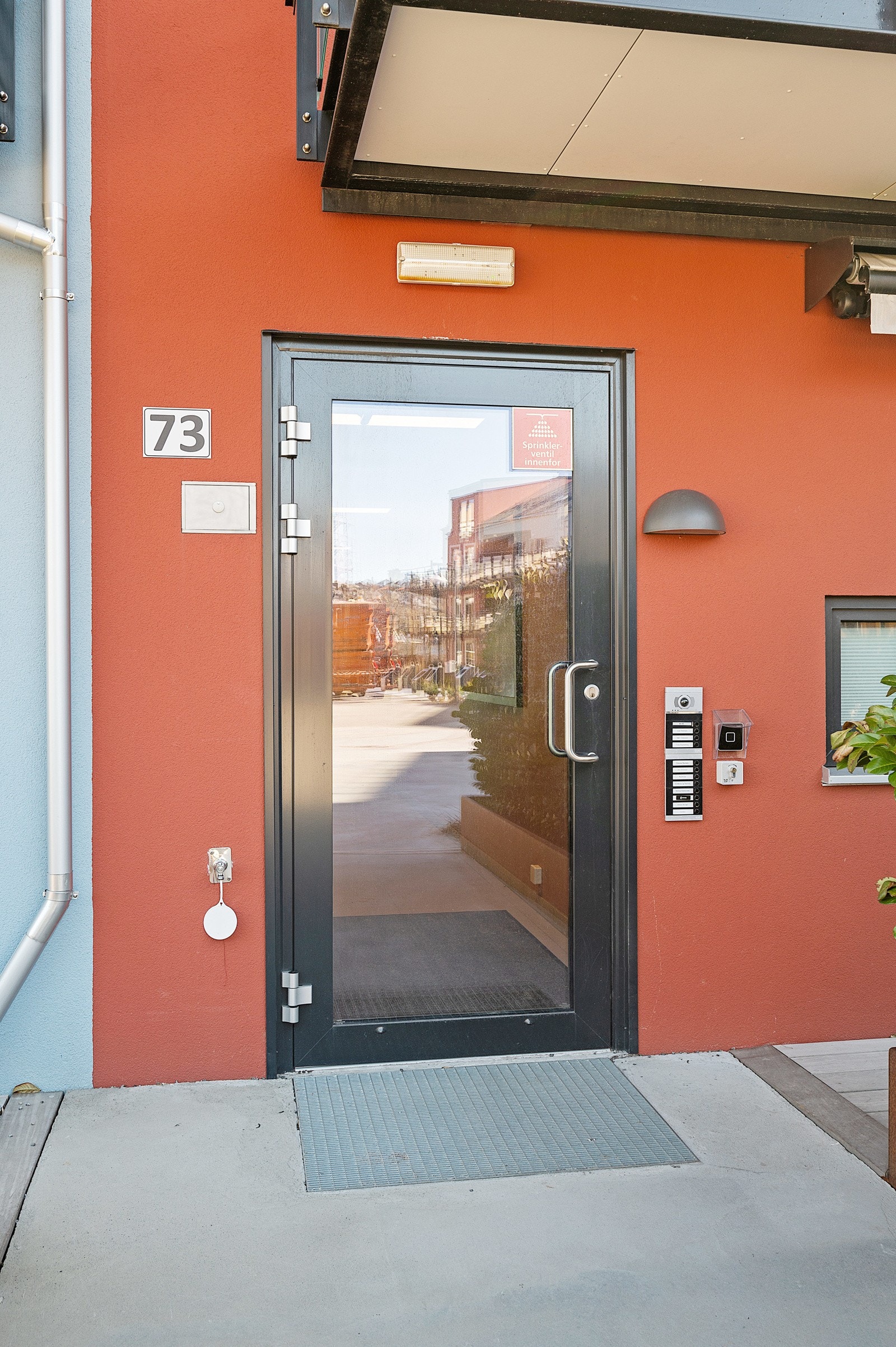 Inngangsparti med calling-anlegg sørger for enkel adkomst for dine gjester. Galleribilde