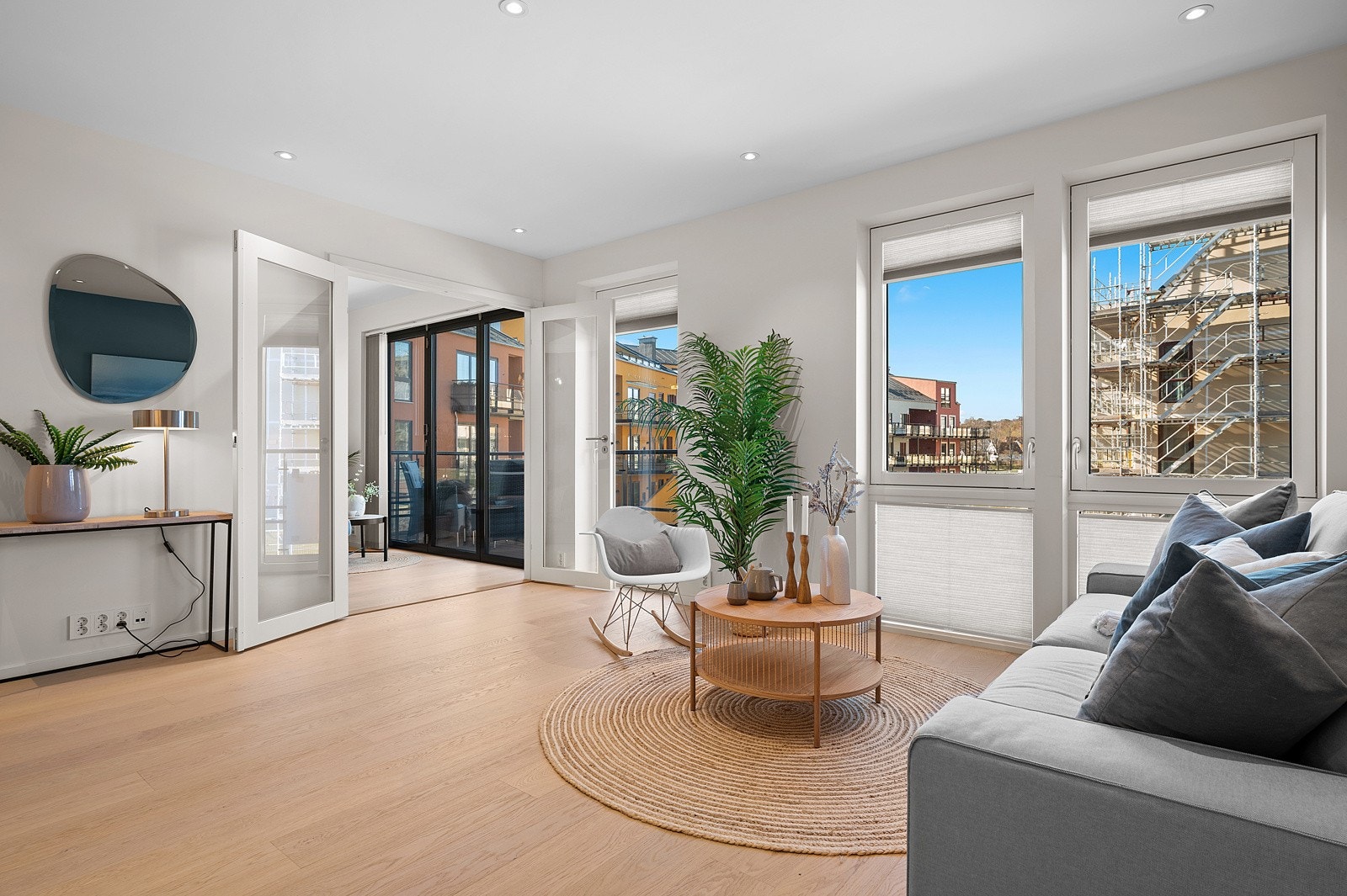 Leiligheten er betydelig oppgradert fra standard med bla. nytt gulv, bad, kjøkken, innvendig solskjerming, skyvedørsgarderober og downlights. Galleribilde