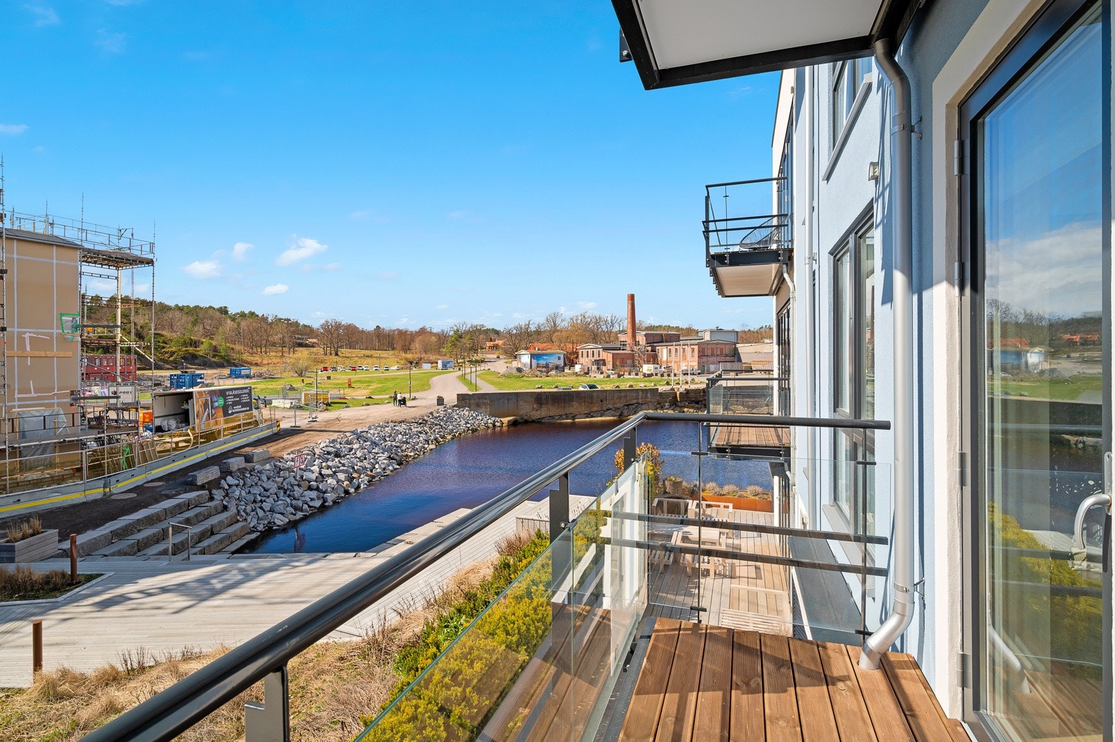 Dørene kan trekkes helt fra slik at du får en stor balkong! Galleribilde