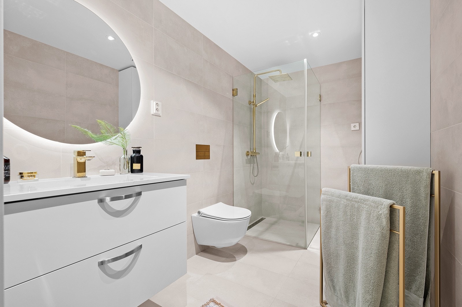 Påkostet bad med kvalitetsinnredning fra Sigdal. Her har du alt du trenger for en god start på dagen med dusjhjørne med glassdører, innredning med nedfelt servant, vegghengt toalett og opplegg for vask/tørk. Galleribilde