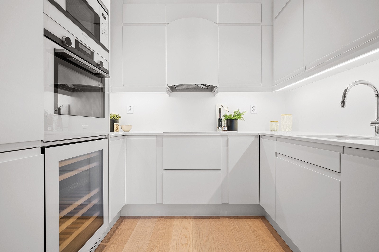 Kvalitetskjøkken fra Sigdal med gjenomtenkte løsninger. Kjøkkenet har integrerte hvitevarer og vinskap. Galleribilde