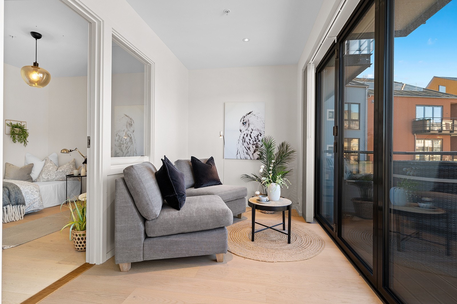 I stua er det også et fantastisk solrom som virkelig forlenger utesesongen - her kan man lukke eller åpne glassdørene etter behov slik at man kan nyte utsikten både tidlig og sent på året. Galleribilde