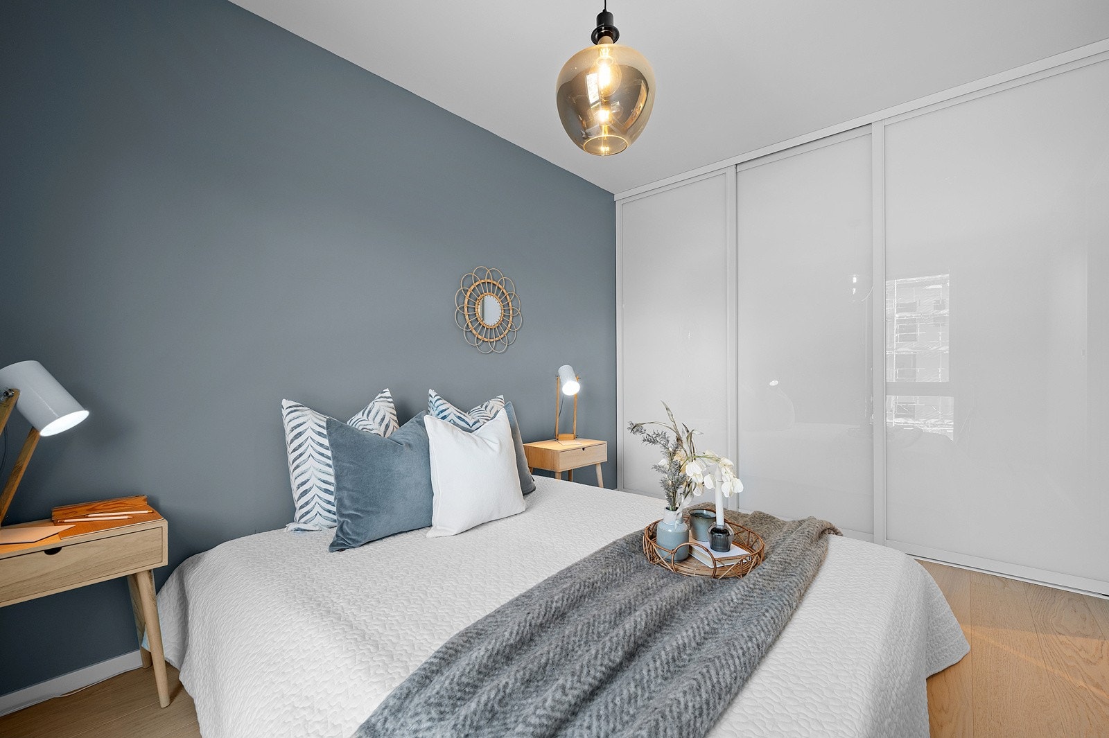 Stor skyvedørsgarderobe fra elfag sørger for en ryddig oppbevaring av klær og tilbehør. Galleribilde