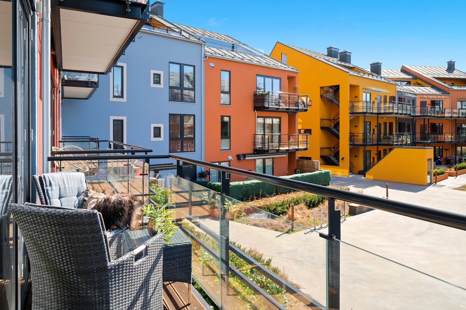 Herlig balkong med flott utsyn og svært gode solforhold. Dørene kan trekkes til side Galleribilde