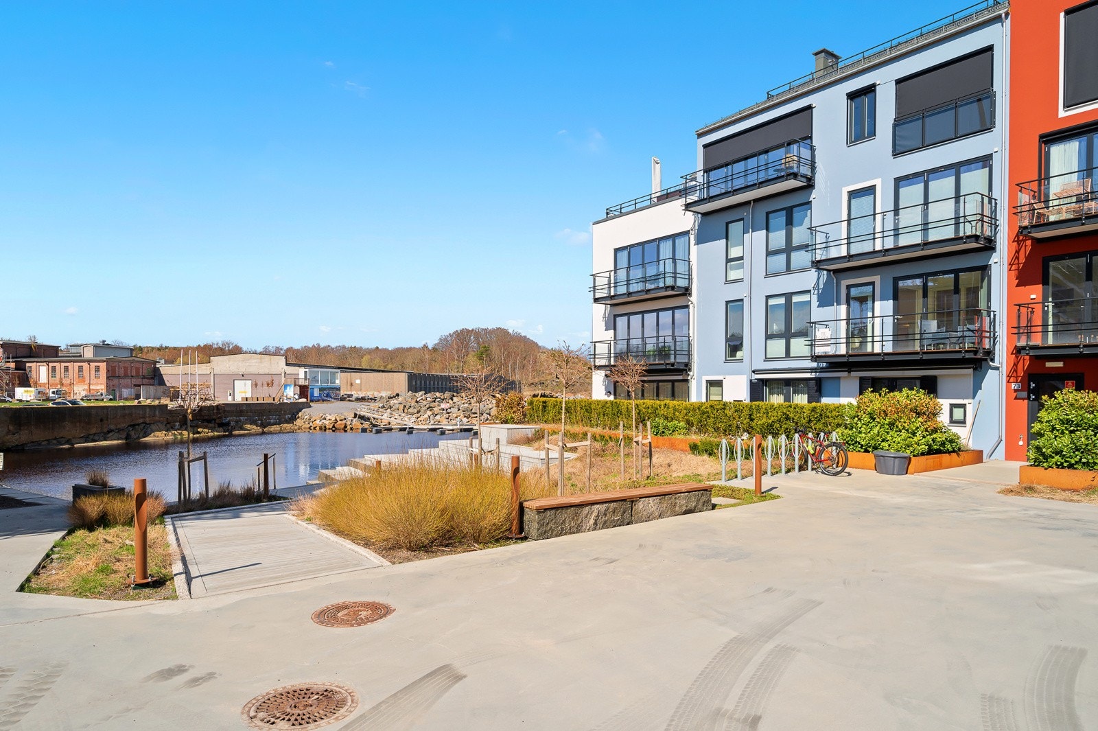 Sjøparken har arkitektur med inspirasjon fra industriell historie og Italienske kystbyer, noe som har ført til det nydelige resultatet. Den byr på det beste fra kysten og ligger i kort avstand til vakre friarealer med svaberg, badesteder, skog og turstier Galleribilde