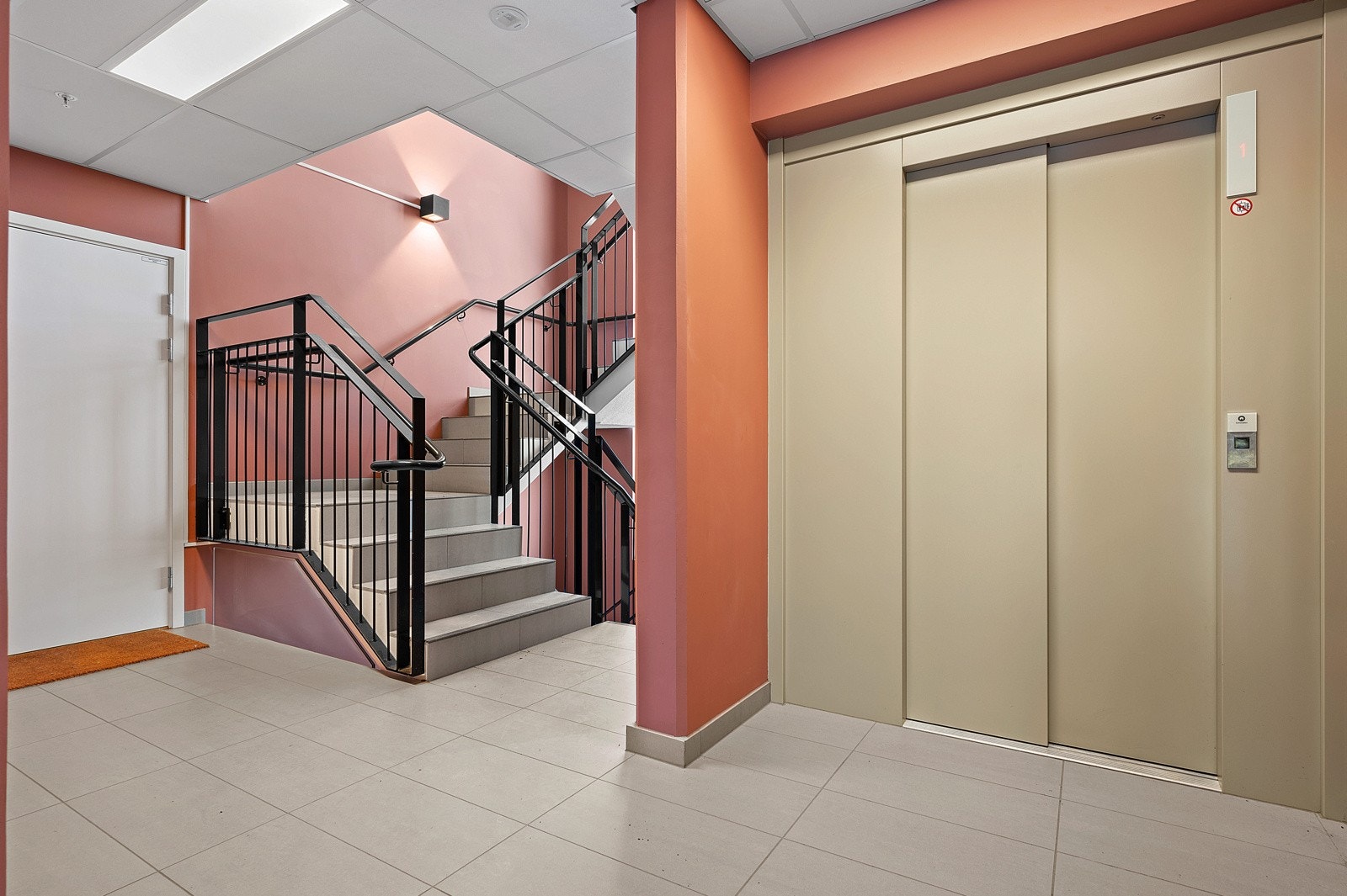 Heis sørger for trinnfri adkomst til leiligheten. Galleribilde