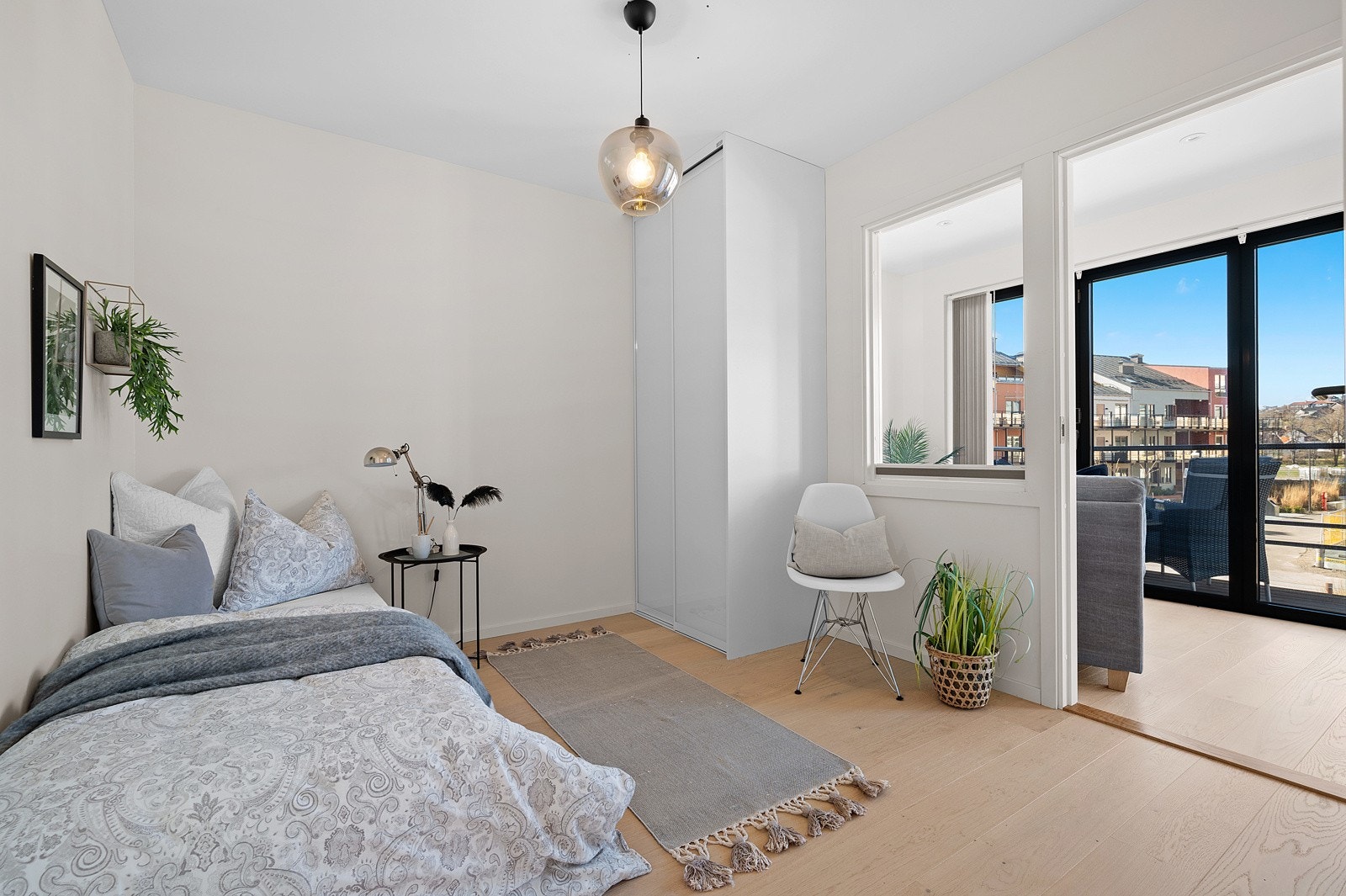 Dette soverommet har direkte adkomst fra solrommet, så her kan du rusle rett ut på balkongen i morgenkåpa. Galleribilde