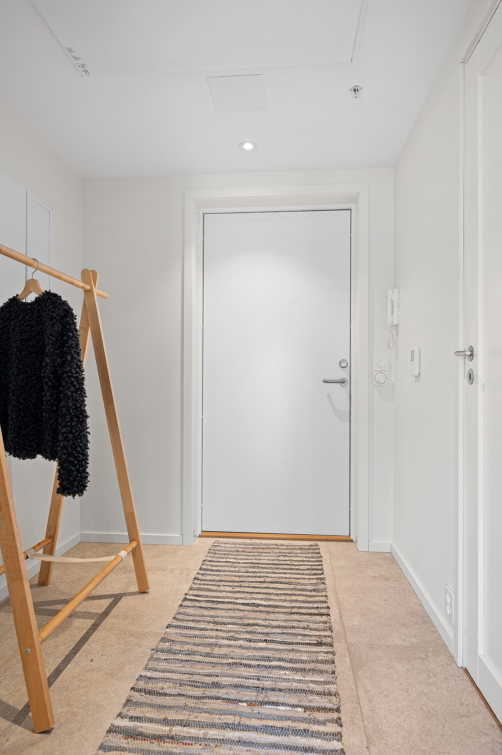 Innbydende entré som gir et godt førsteinntrykk av leiligheten. Galleribilde