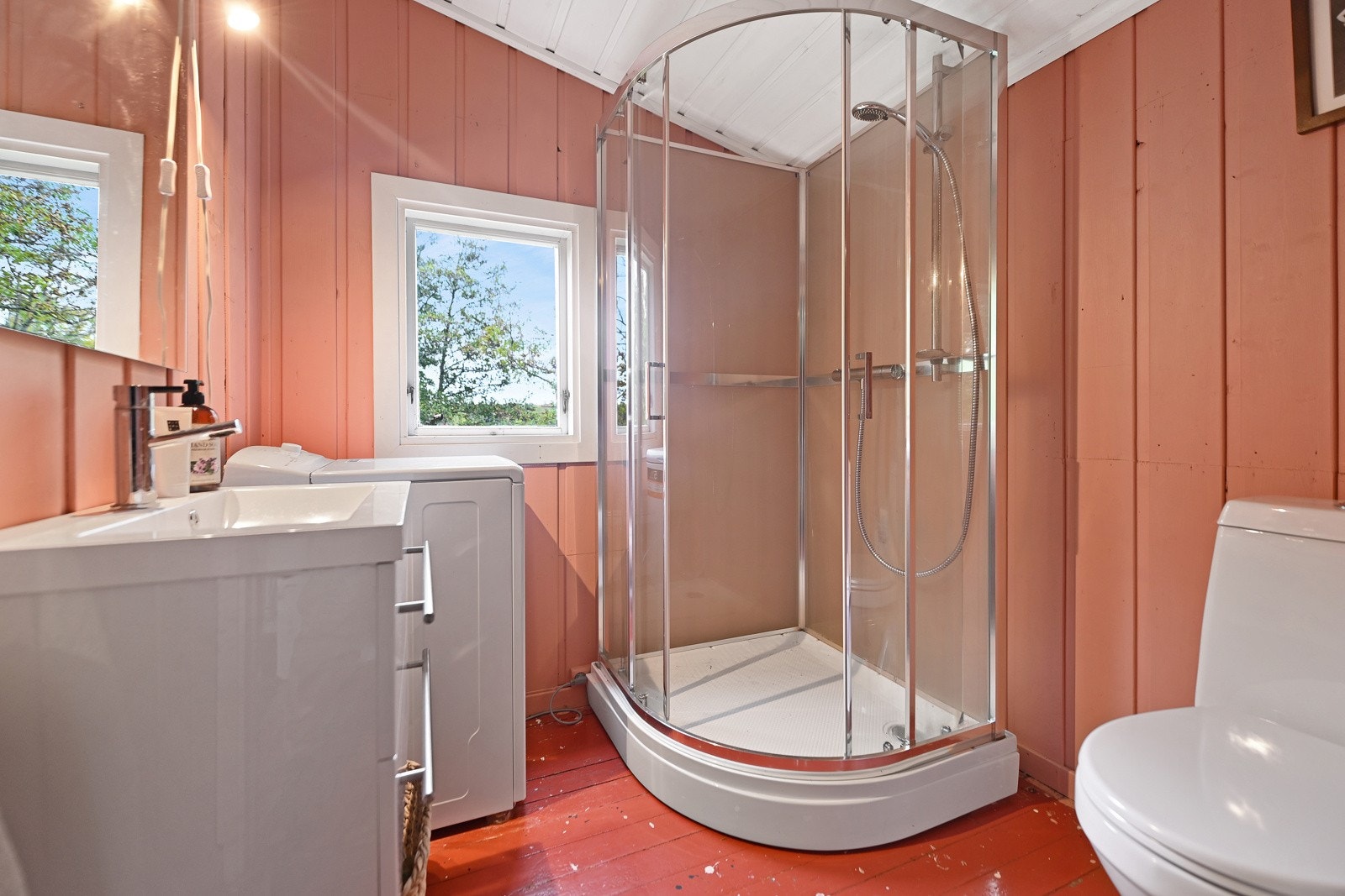 Badet var et tidligere soverom. i 2022 ble det lagt inn vann og avløp og deretter ble soverommet omgjort til bad. Rommet er ikke bygget opp som våtrom. Galleribilde