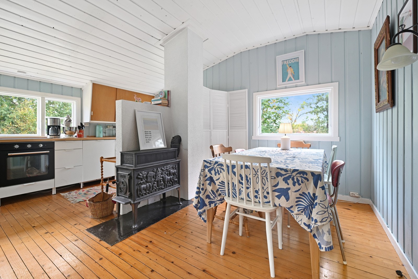 Sentralt i rommet er det en vedovn som varmer godt og gir mye kos og hygge på mørke høst- og vinterkvelder. Galleribilde