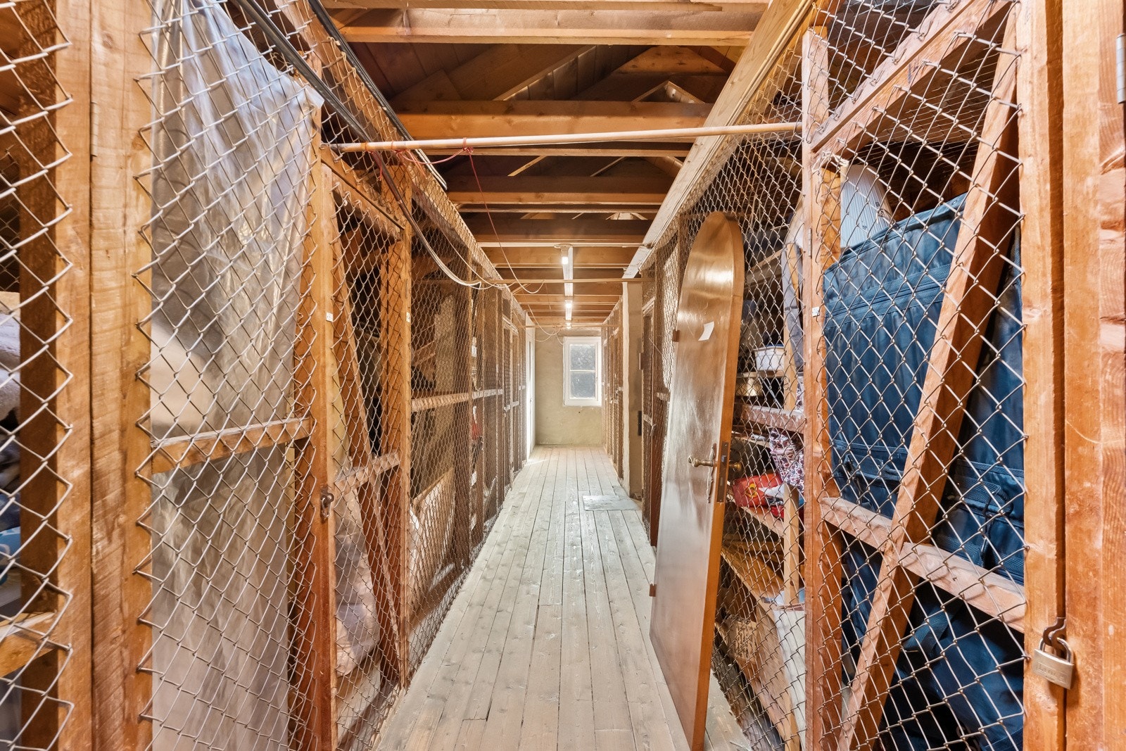 Det er to boder på loftet med henholdsvis gulvareale på 5 kvm og 7 kvm (med skråtak) Galleribilde