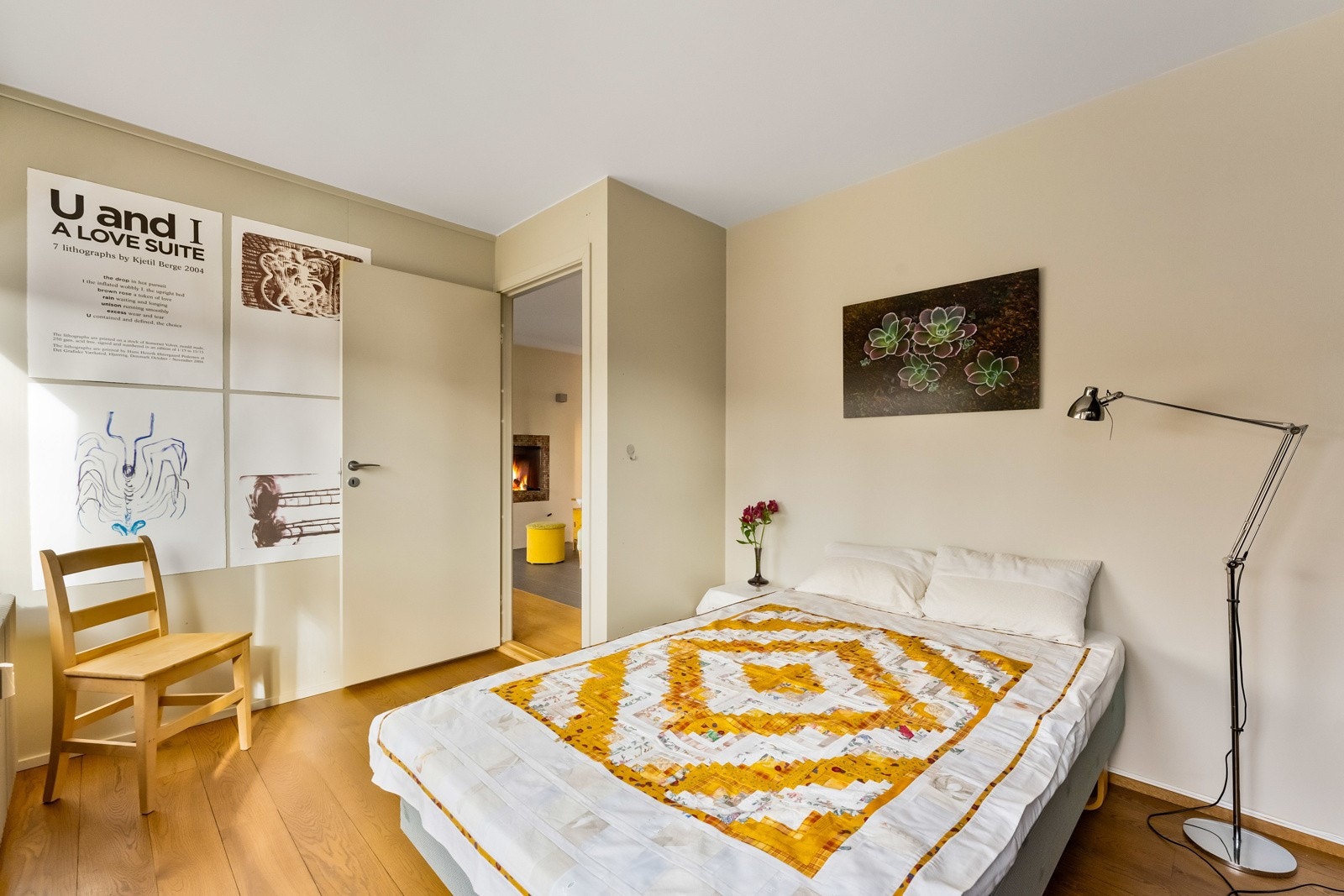 Soverommet er av en fin størrelse med plass til dobbeltseng og tilhørende nattbord. Galleribilde