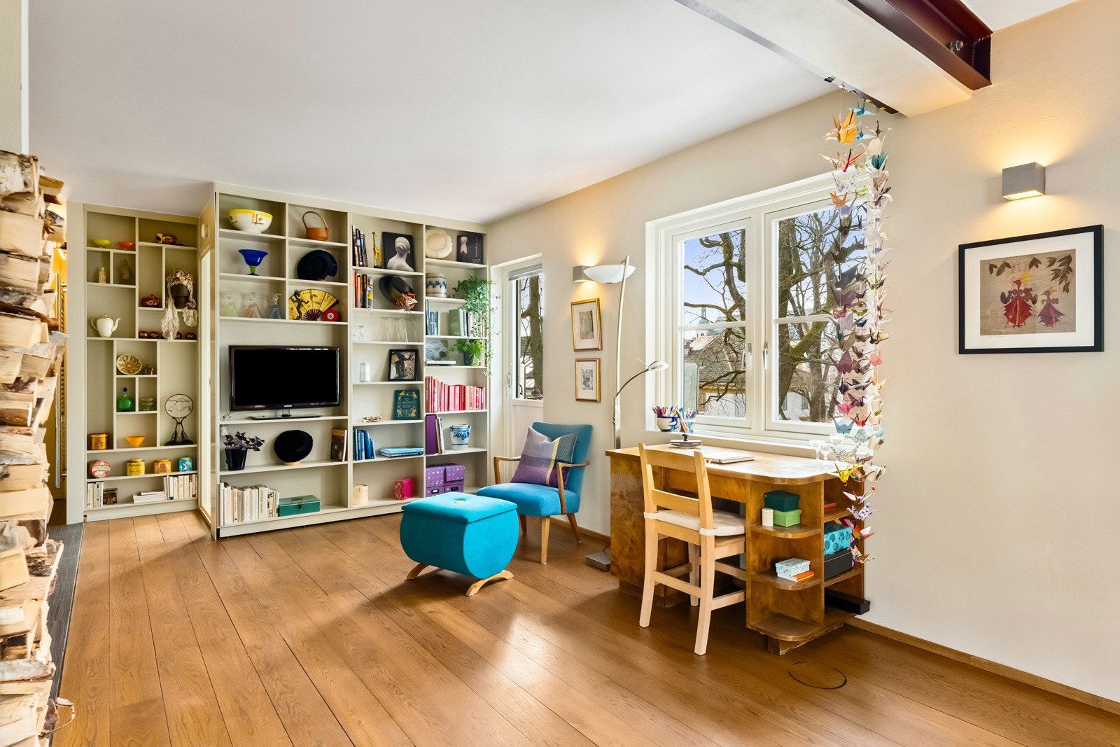 Veggen med den innebygde bokhyllen ble satt opp for å lage det tredje soverommet. Galleribilde