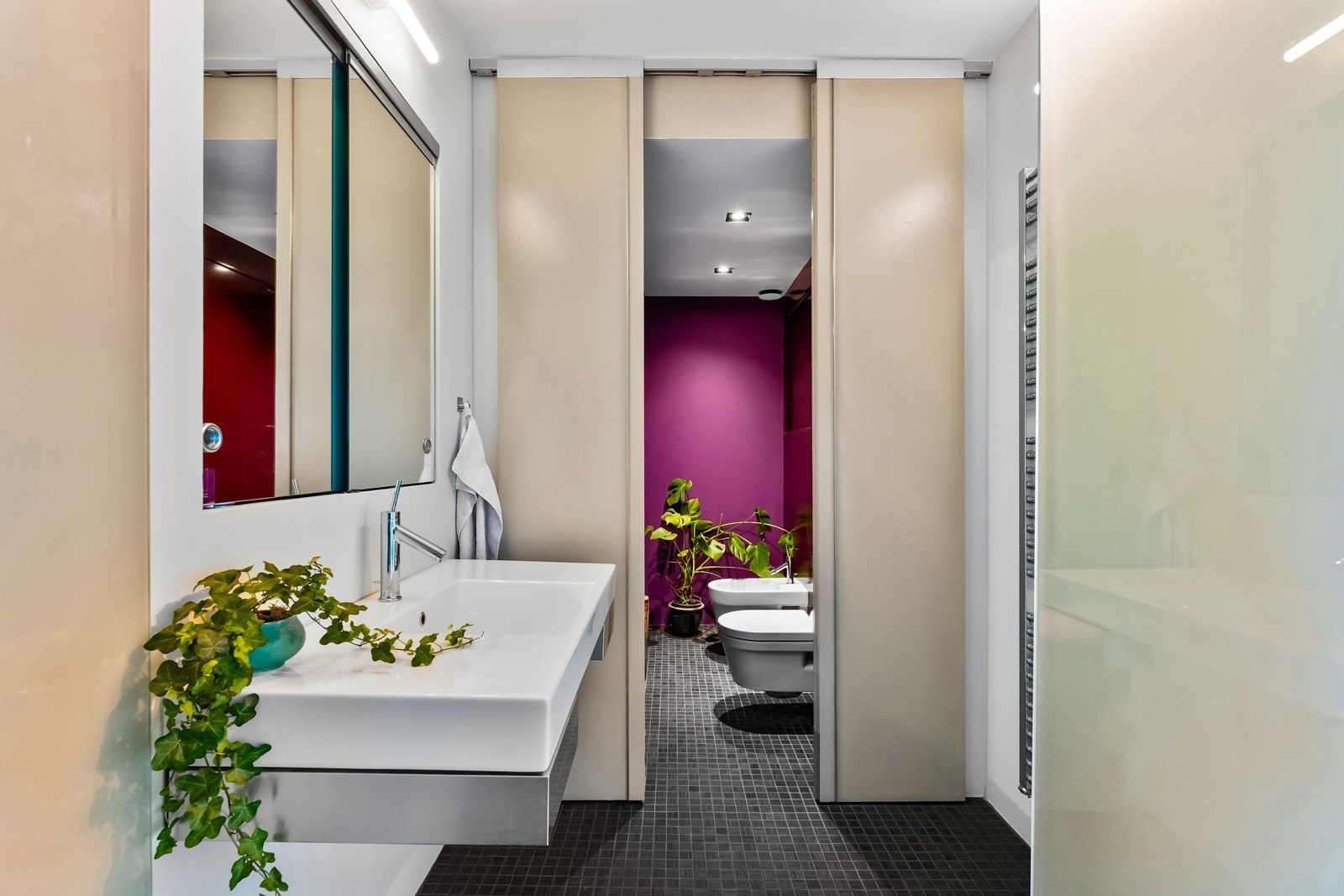 Innenfor badet er det lukket toalettrom. Galleribilde