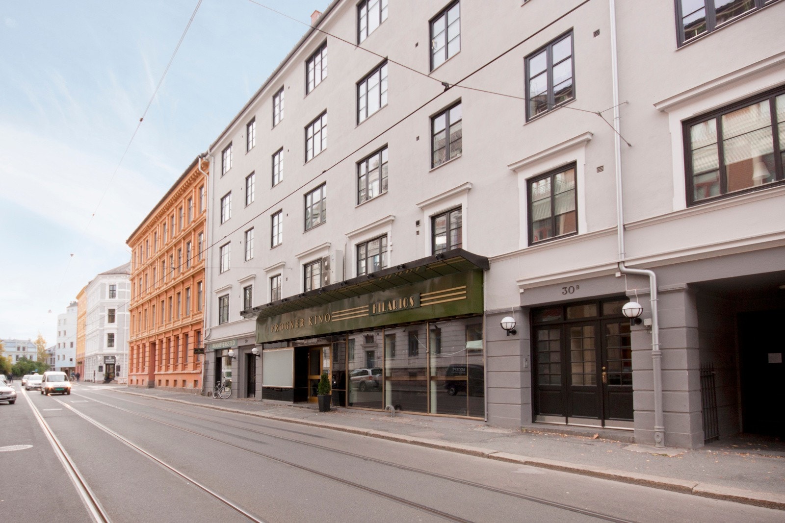 Frogner Kino i Frognerveien. Lille Frogner allé har en eget stopp hvor både 12 og 15 trikken stopper. Galleribilde