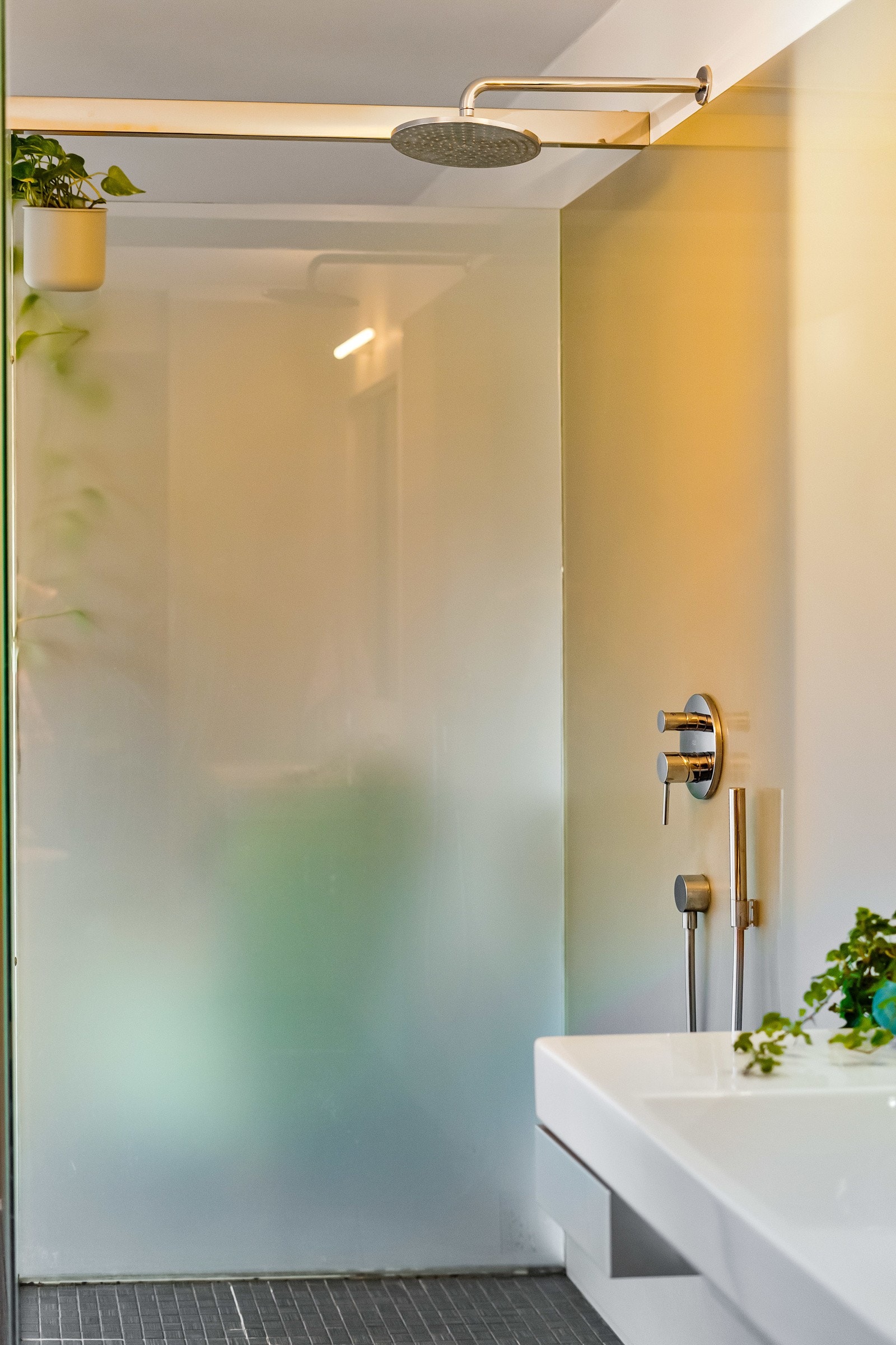 Det er innebygd blandebatteri med både regnfallsdusj og hånddusj. Galleribilde