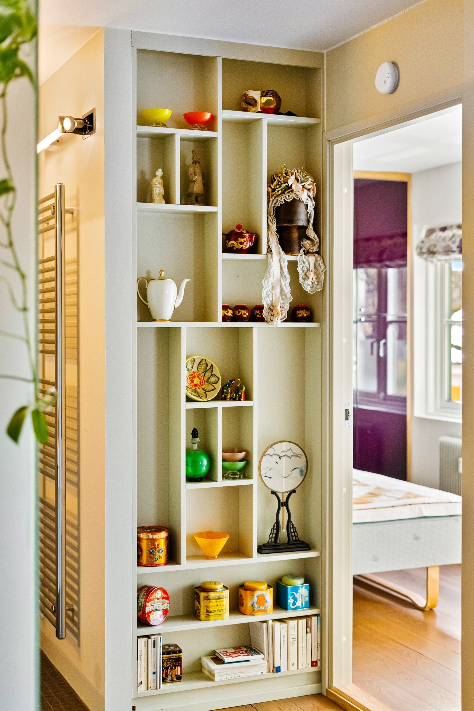 Soverom 3 var tidligere en del av stuen. Soverommet ble delt med lettvegg/bokhylle i 2011. Galleribilde