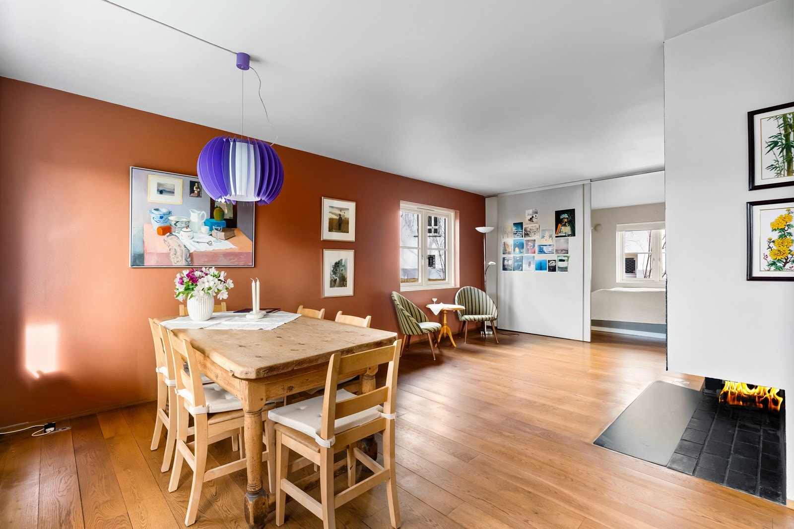 Svært gode lysforhold i stuen fra store vindusflater i tre himmelretninger. Galleribilde