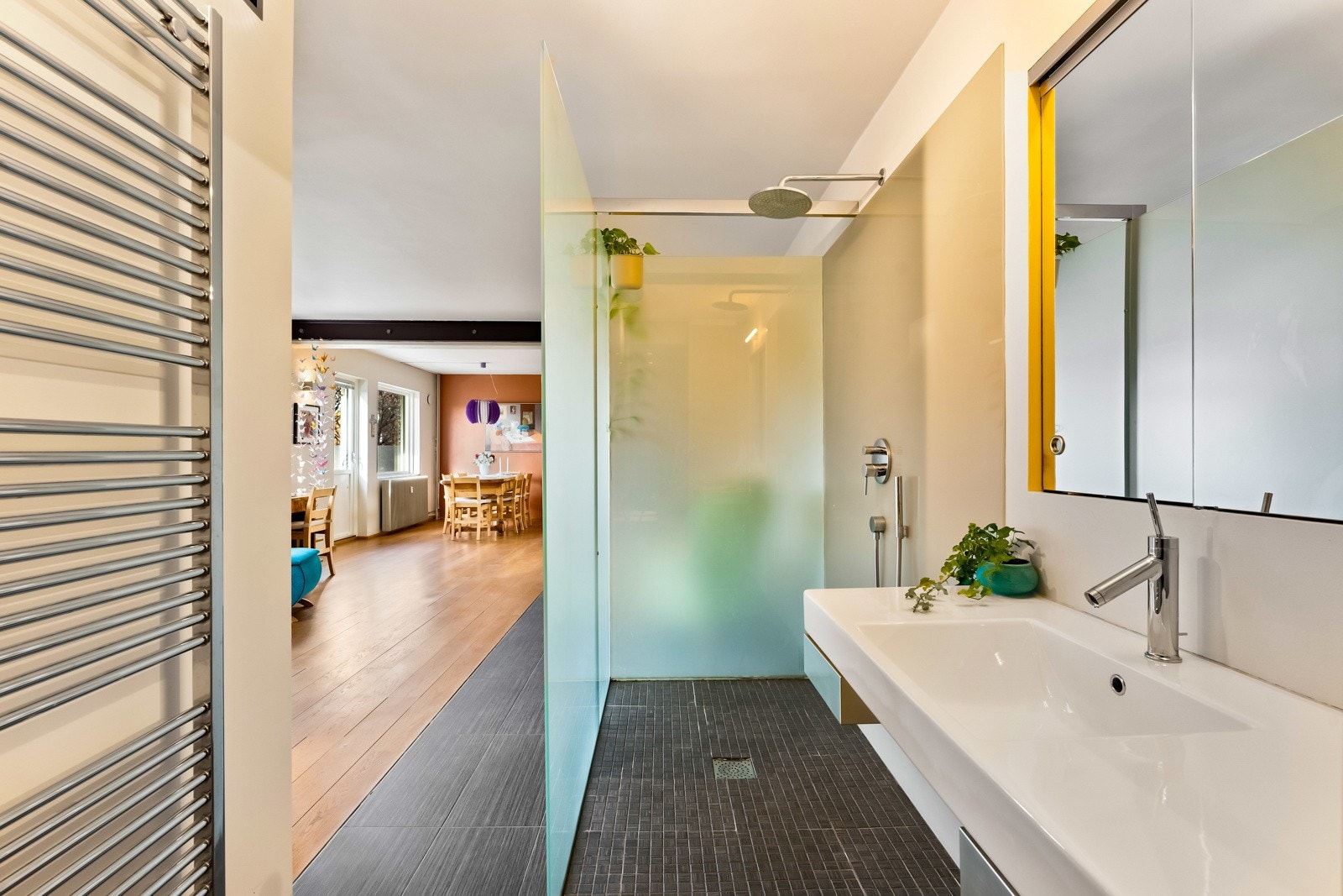 Stort dusjhjørne med frostede glassvegger. Galleribilde