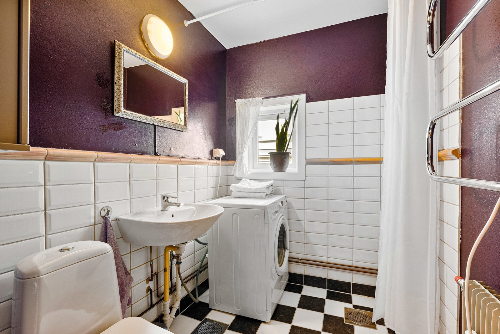 Boligens andre bad har opplegg for vaskemaskin. Galleribilde