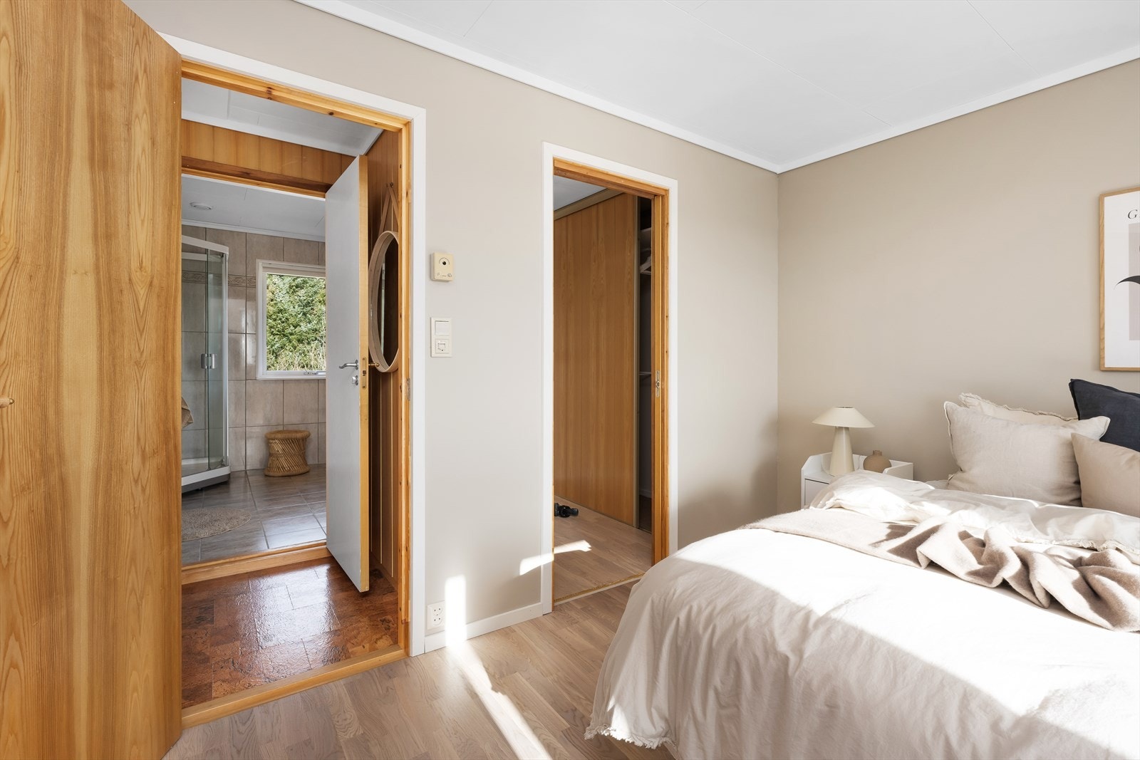Hovedsoverommet har egen walk-in garderobe. Galleribilde