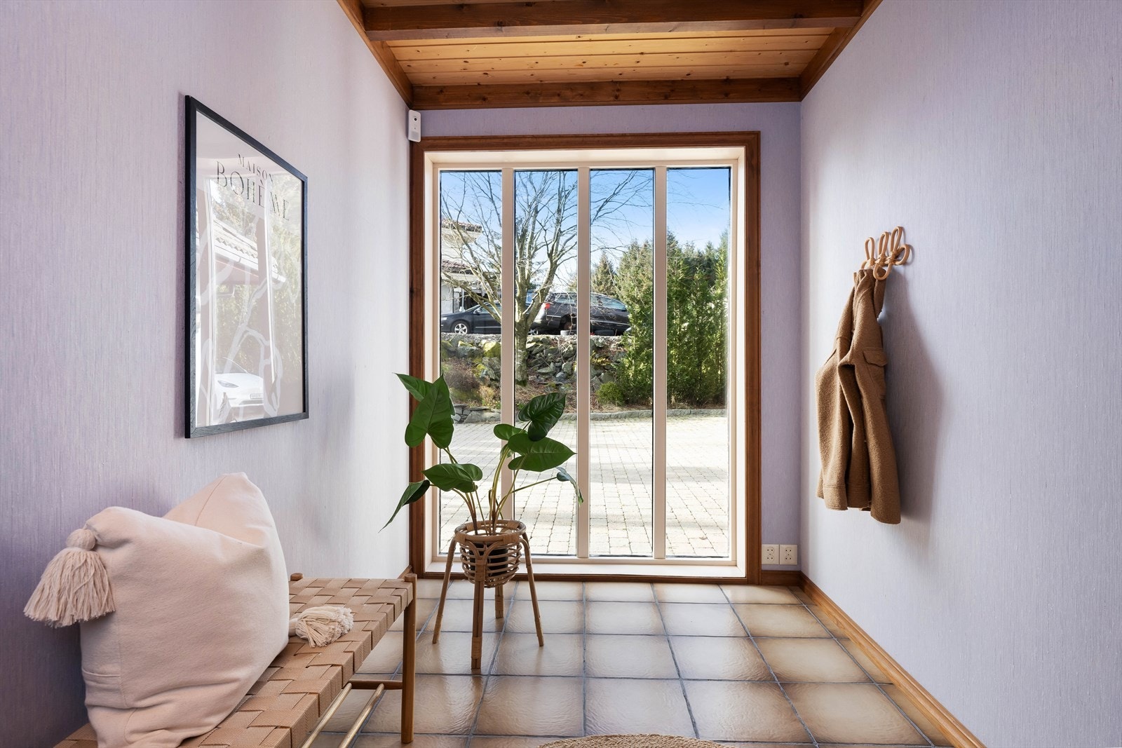 Store vinduer som gir godt med naturlig lys inn i boligen. Galleribilde