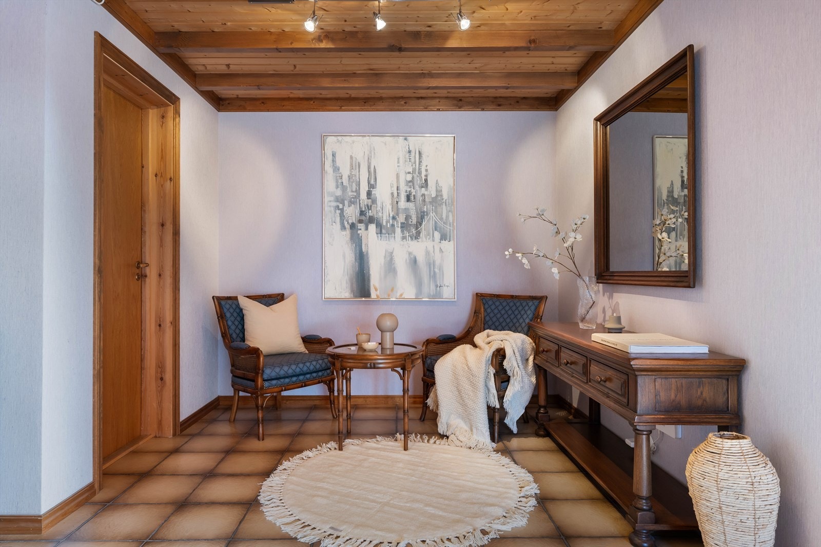 Romslig hall med god oppbevaringsplass eller mulighet for sittegruppe. Galleribilde