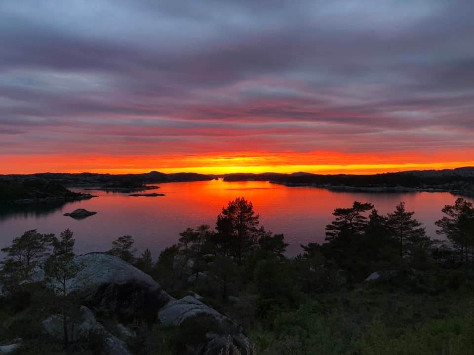 Bilete frå seljar tatt frå terrassen. Solnedgangane frå hytta er nydelege! Galleribilde