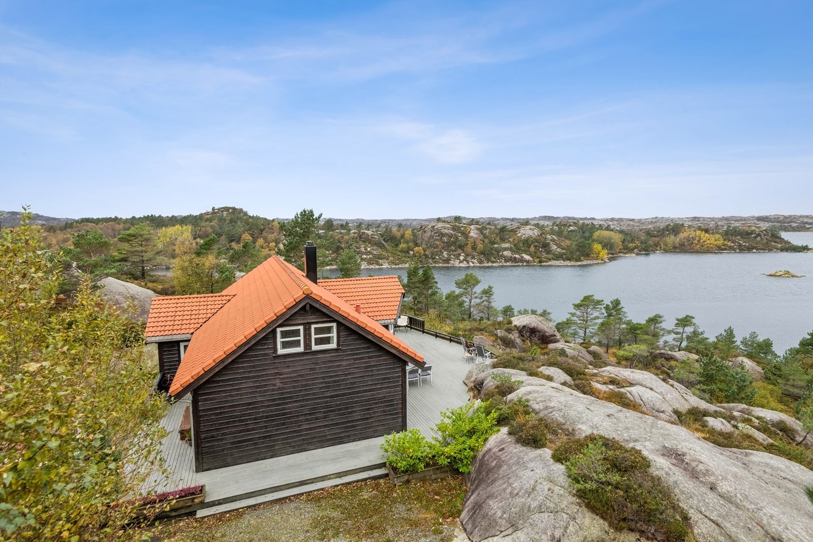 Eigedommen ligg fantastisk til med vestvendt plassering og nydeleg utsikt utover sjøen! Galleribilde