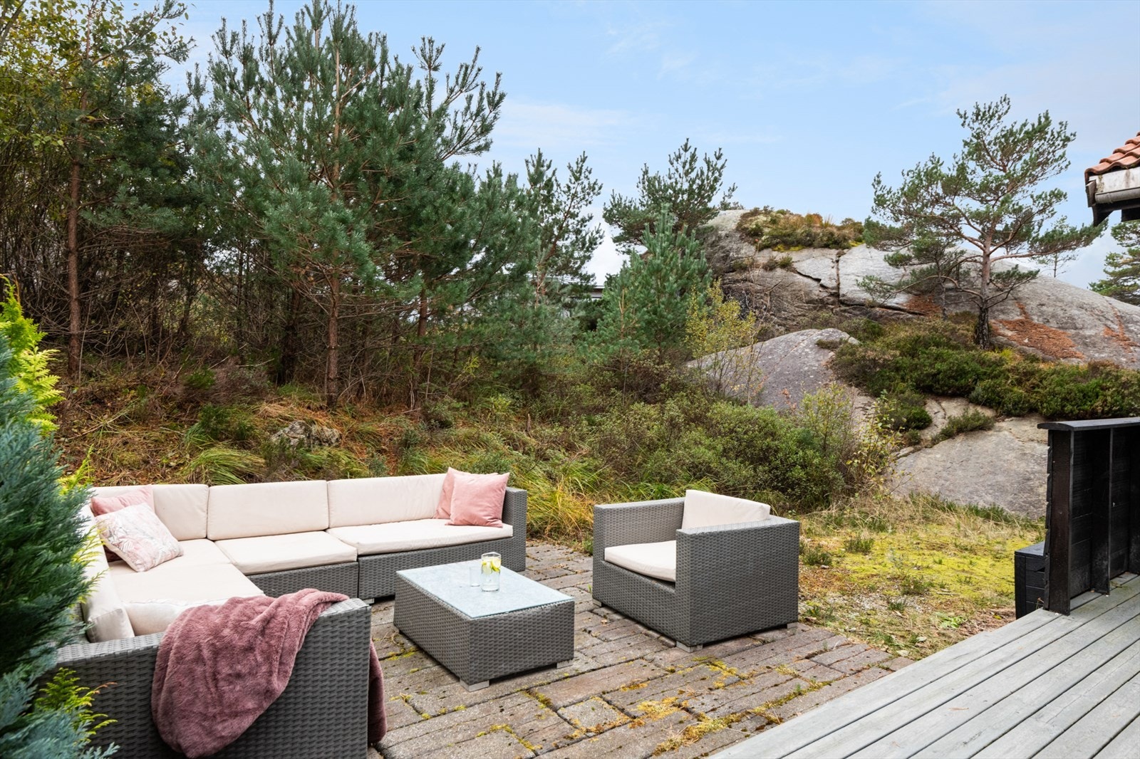 Det er ein steinplatting med inngangspartiet på hytta med plass til sittegruppe. Her er det også lunt for nordavinden. Galleribilde